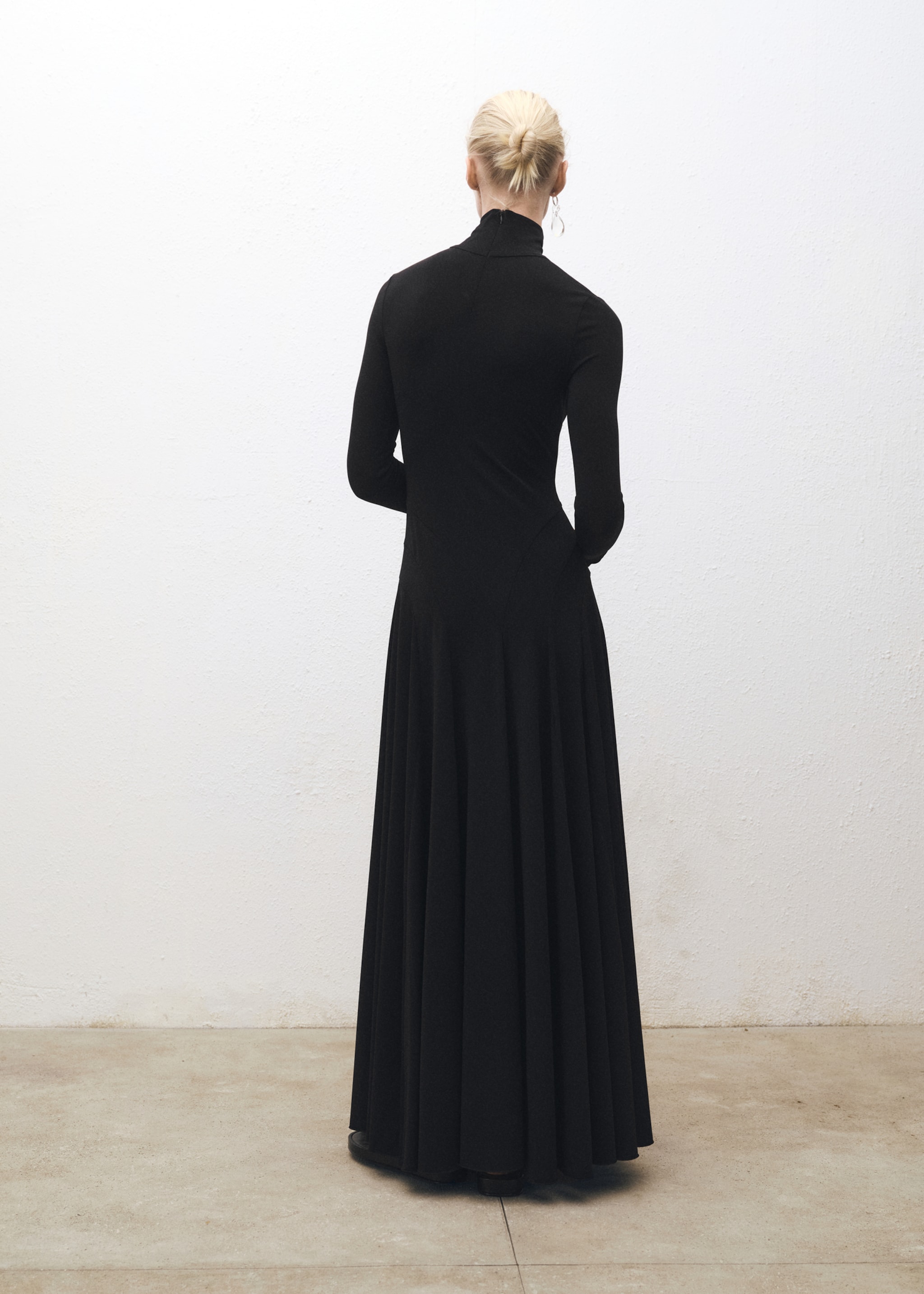 Turtleneck flared knitted dress - Reverse of the article, Black. Ref: 87084423-00.