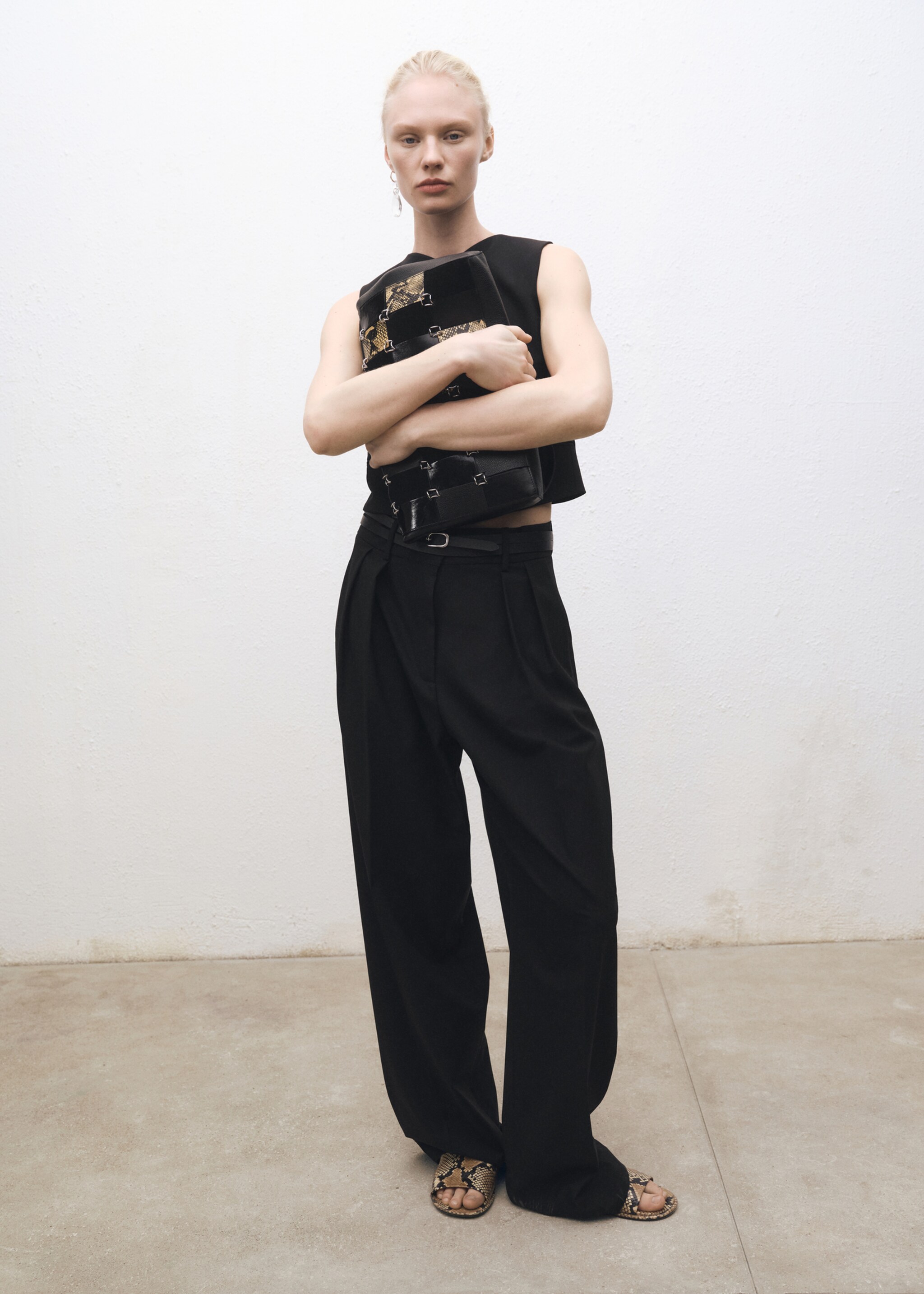 Spodnie garniturowe wideleg z mieszanki wełny - Szczegóły artykułu 2, Czarny. Ref: 87084426-00.