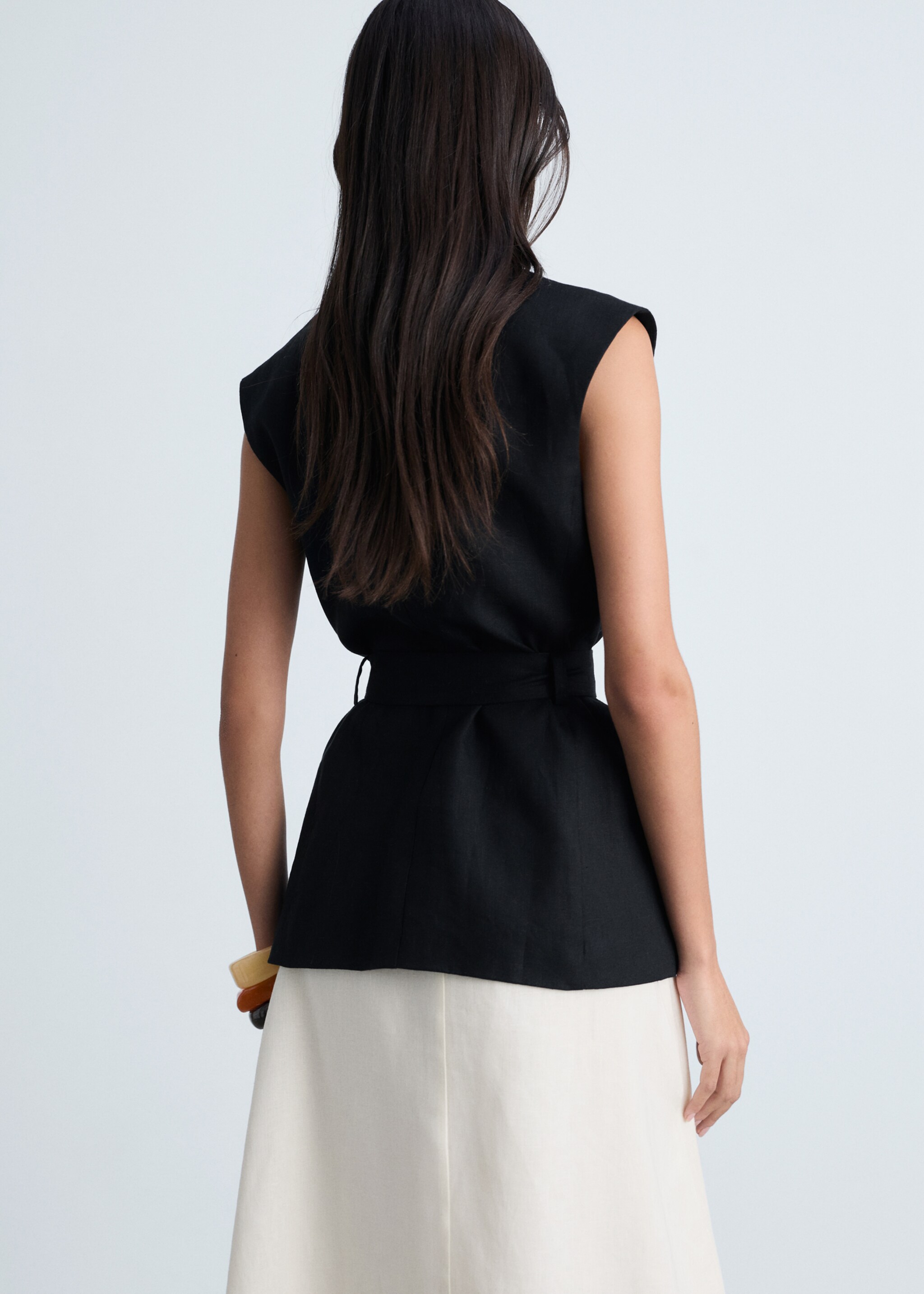 Linen waistcoat with belt - Reverse of the article, Black. Ref: 87084785-00.