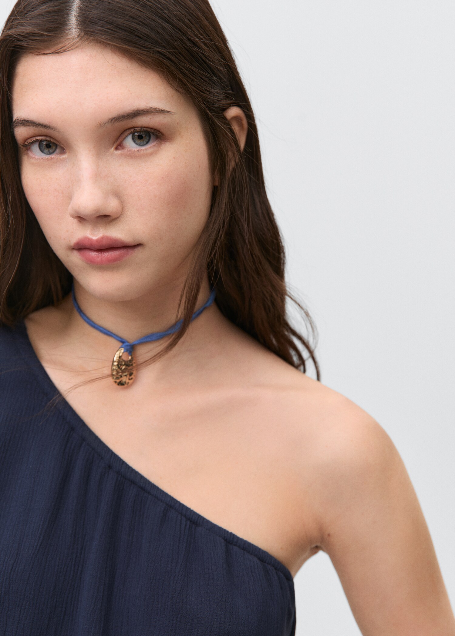 Asymmetrisches Kleid mit Raffdetails - Detail des Artikels 1