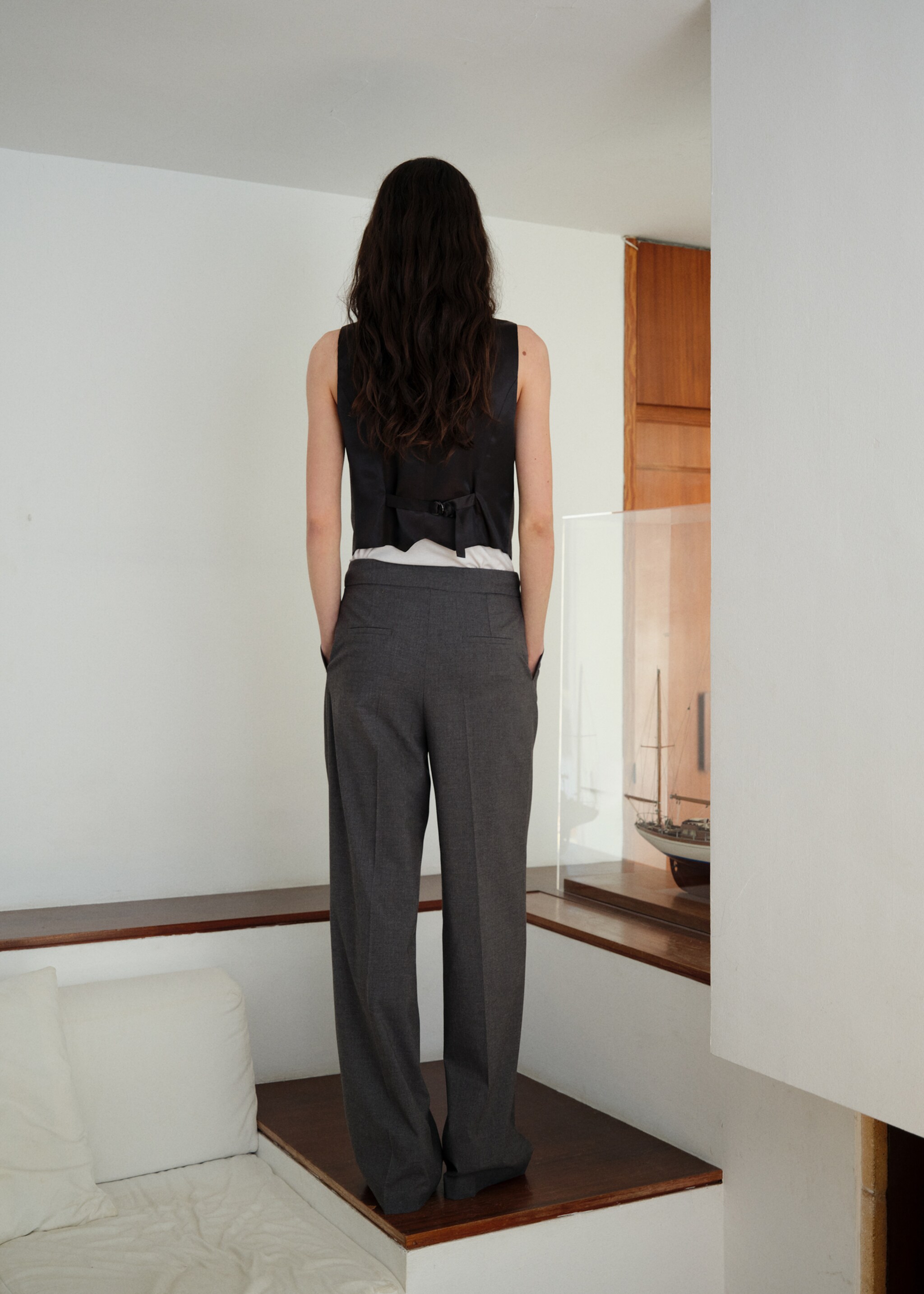 Anzugweste mit verstellbarem Gürtel - Rückseite des Artikels, Grau. Ref: 87084801-00.