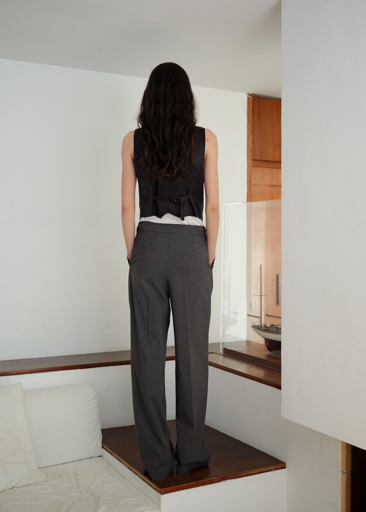 Anzugweste mit verstellbarem Gürtel - Rückseite des Artikels