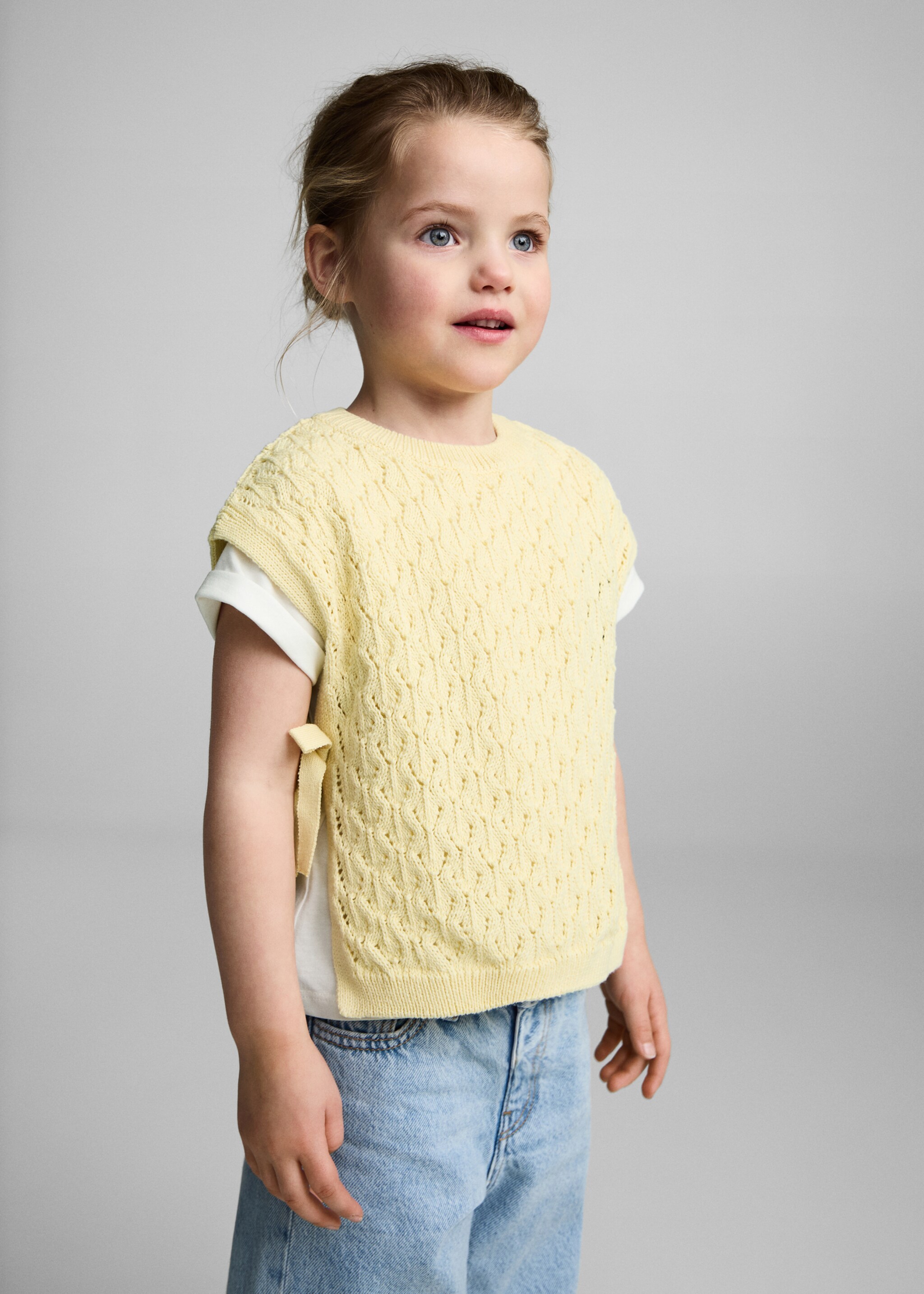 Knitted gilet with openwork details - Medium plane, Pastel Yellow. Ref: 87084804-00.