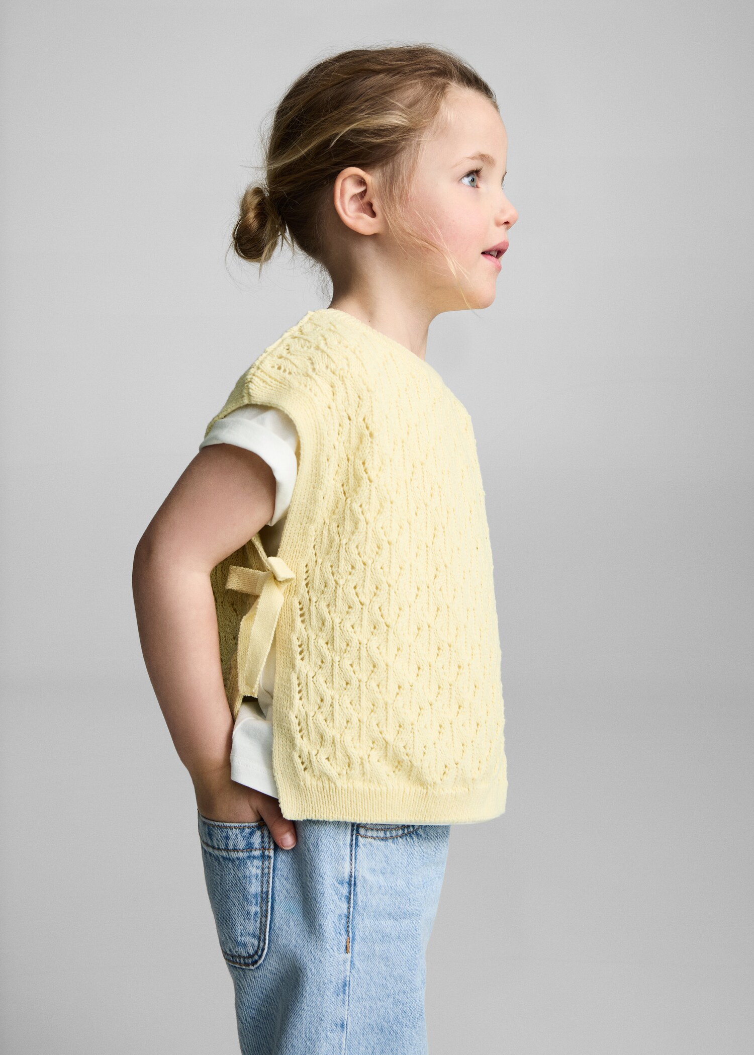 Knitted gilet with openwork details - Details of the article 2