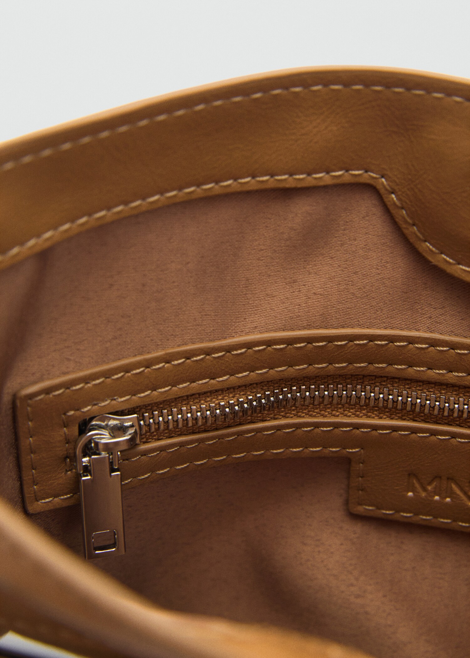 Shoulder bag with pochette pocket - Details of the article 2