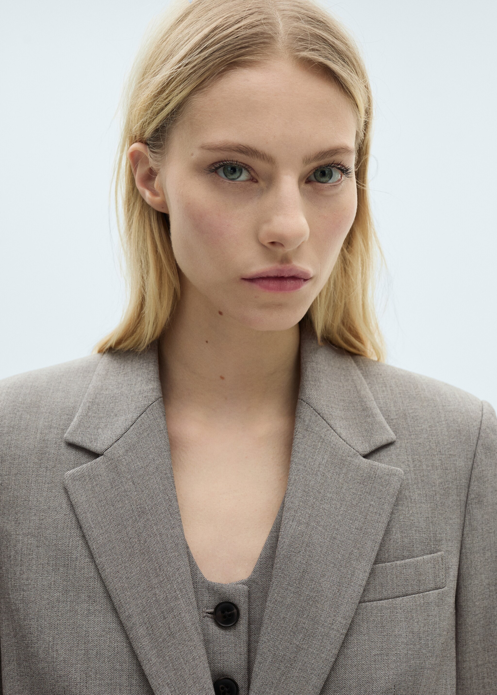 Gerader Blazer mit Pattentaschen - Detail des Artikels 1, Grau. Ref: 87085139-00.