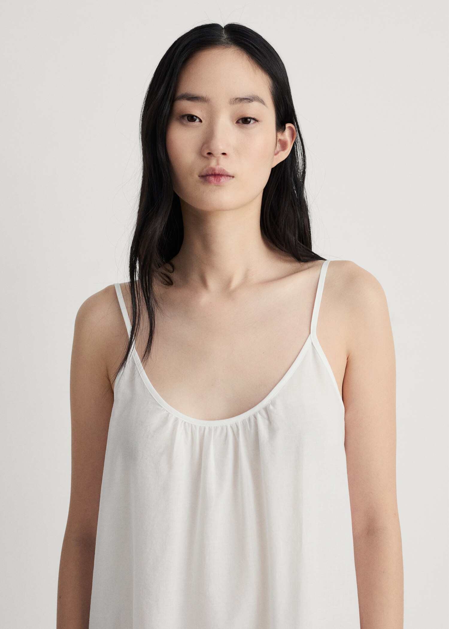 Bavlněná noční košile na ramínka - Náhled ve středové rovině