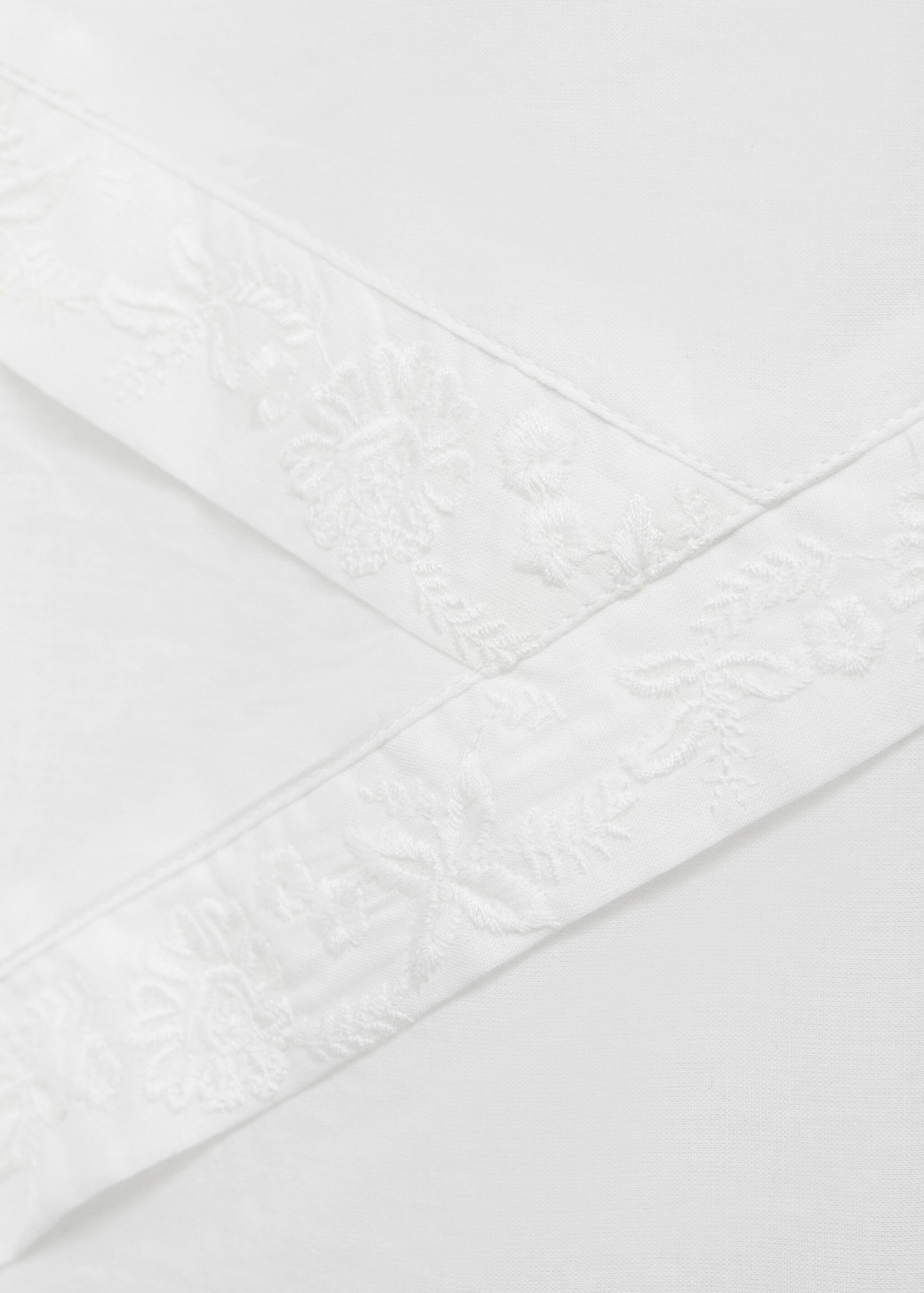 Cotton spaghetti-strap nightgown - Details of the article 8, White. Ref: 87085731-00.