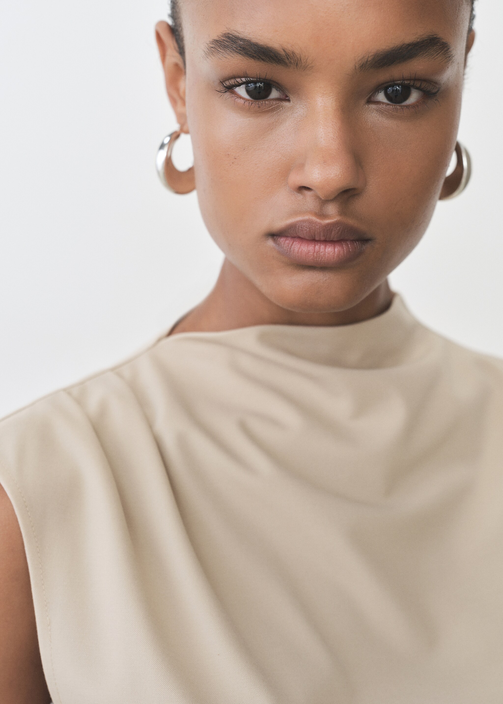 Camiseta cuello asimétrico fruncidos - Detalle del artículo 1, Arena. Ref: 87085755-00.