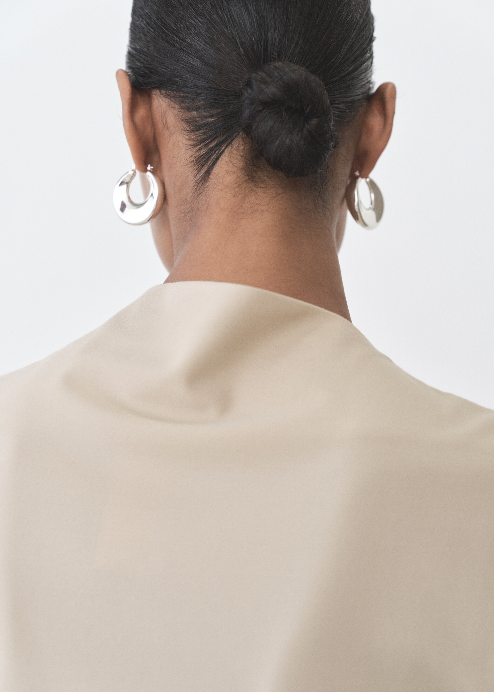 Camiseta cuello asimétrico fruncidos - Detalle del artículo 6, Arena. Ref: 87085755-00.