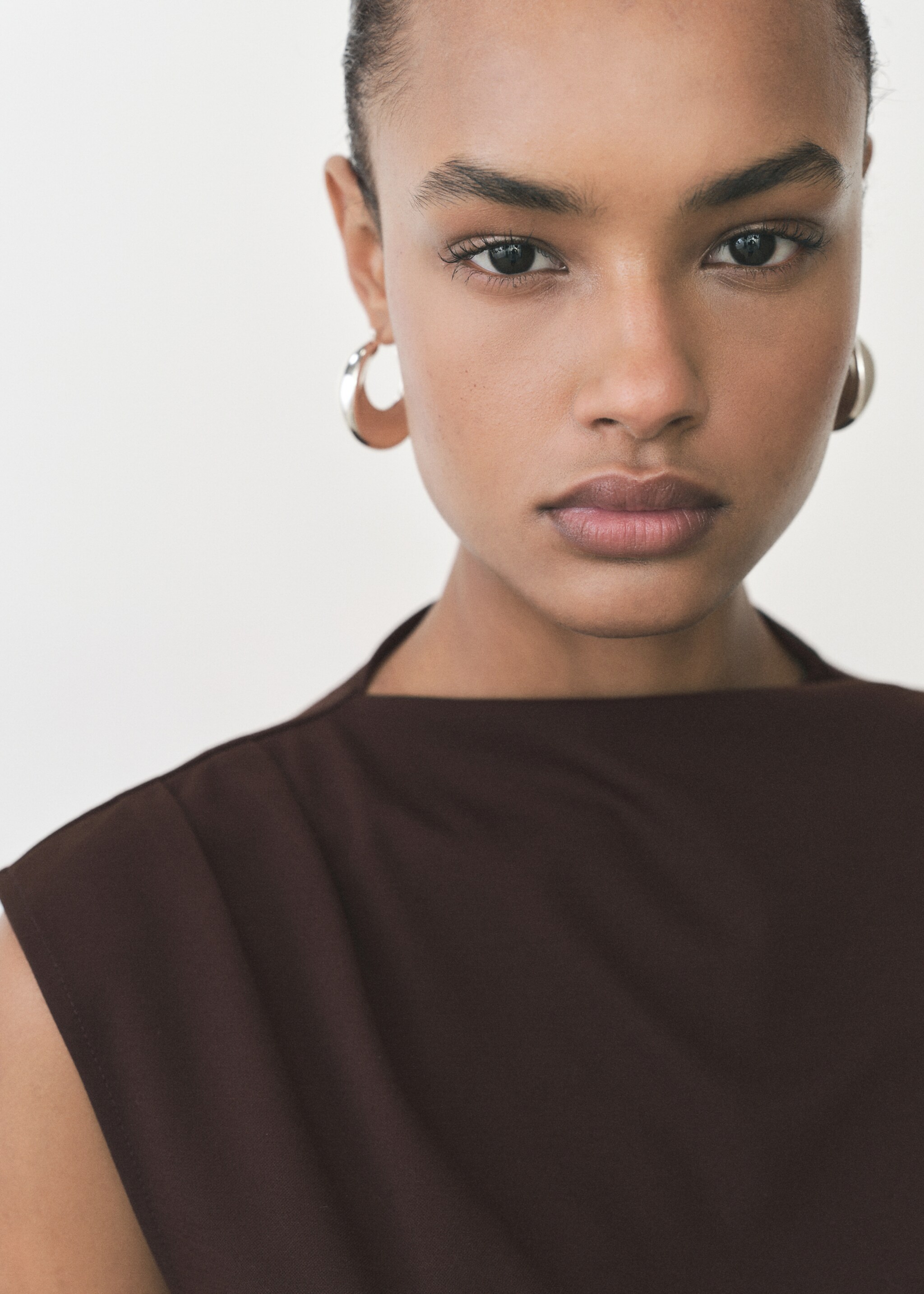 Camiseta cuello asimétrico fruncidos - Detalle del artículo 1, Chocolate. Ref: 87085755-00.