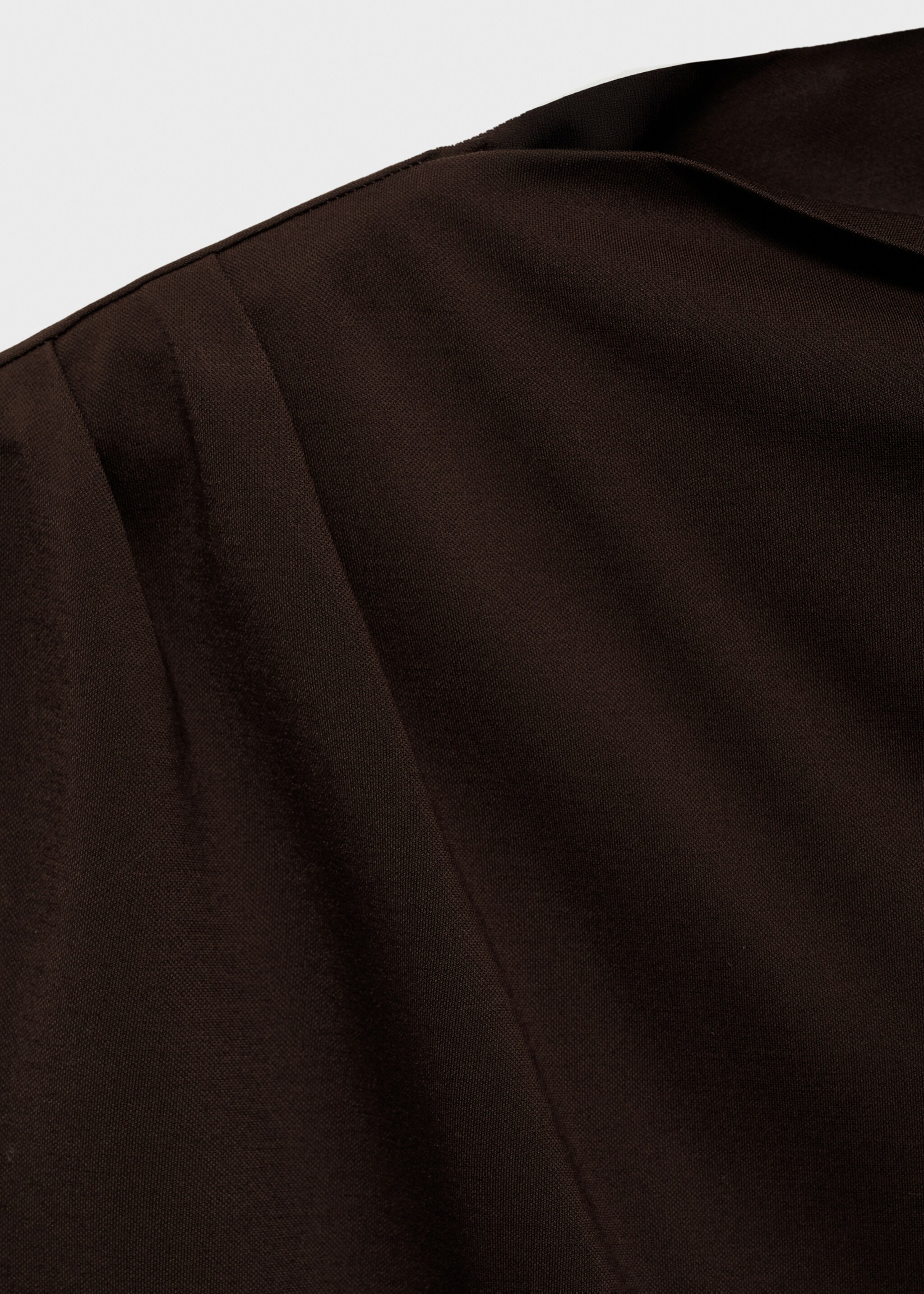 Camiseta cuello asimétrico fruncidos - Detalle del artículo 8, Chocolate. Ref: 87085755-00.