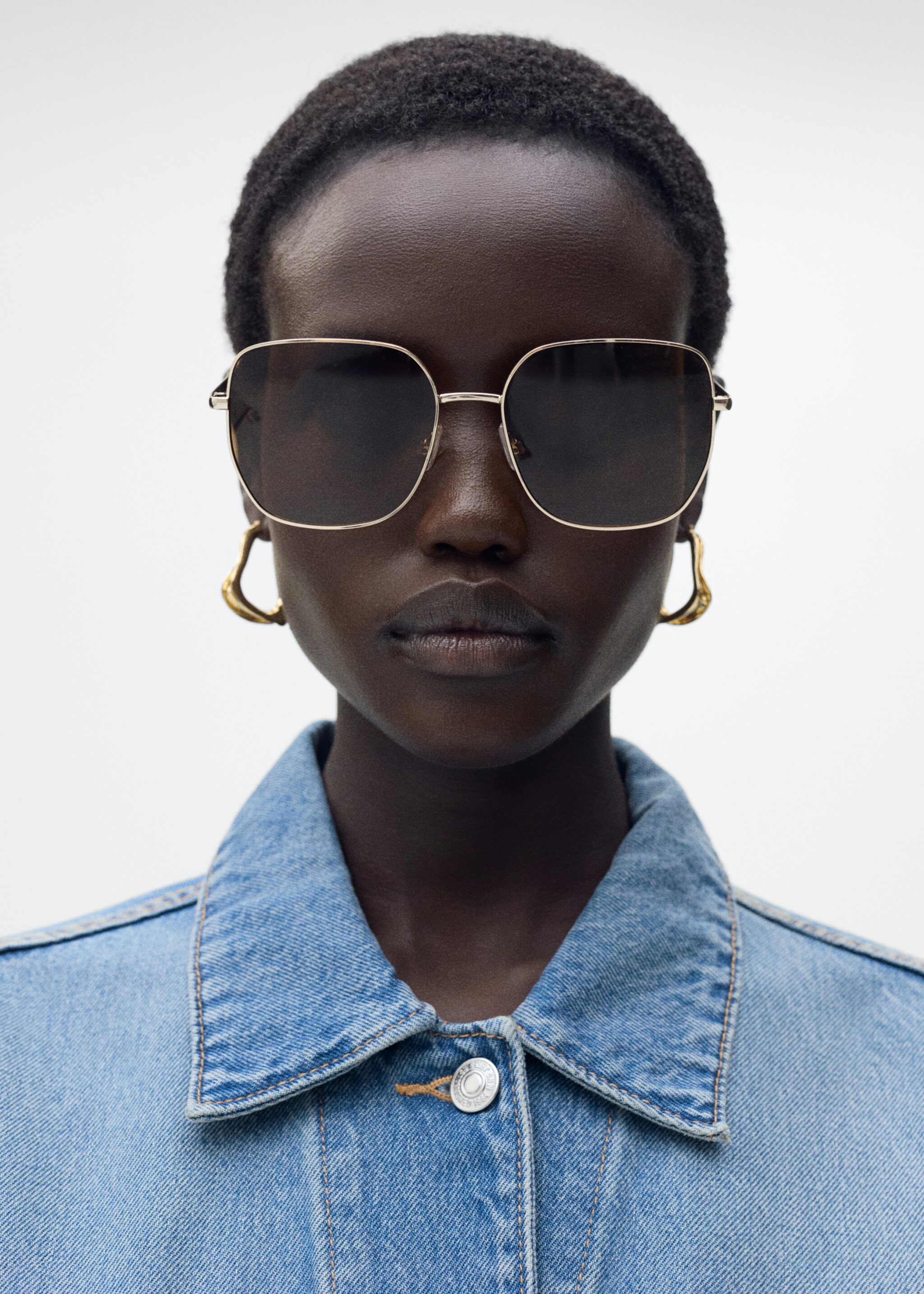 Oversized denim jacket with pockets - Details of the article 1, Medium Blue. Ref: 87085953-00.