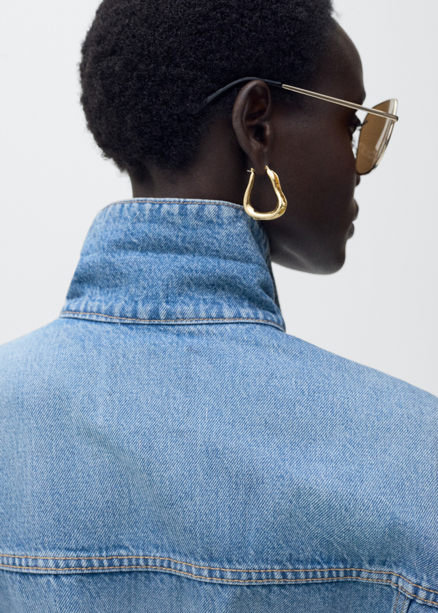 Oversized denim jacket with pockets - Details of the article 2