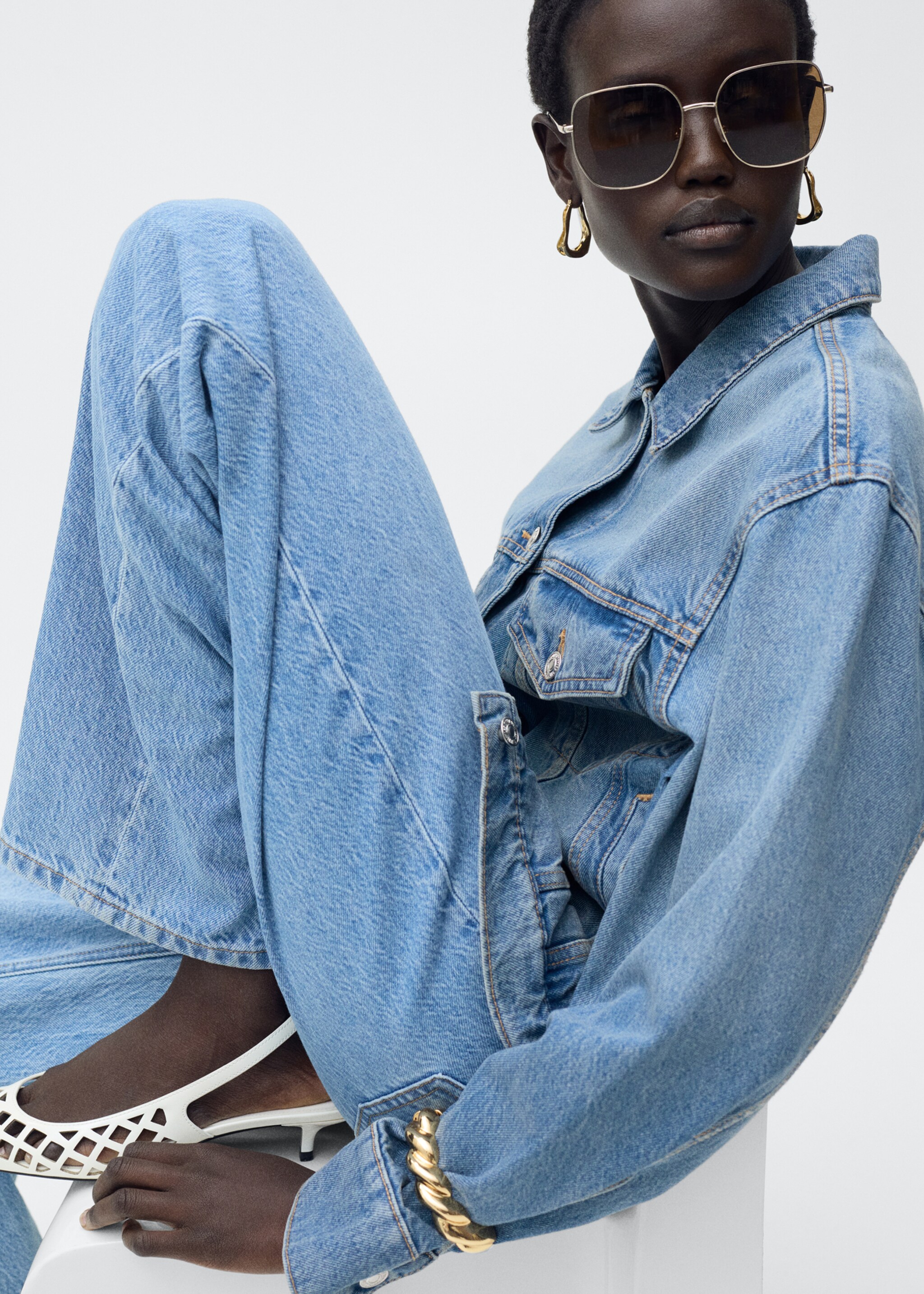 Oversized denim jacket with pockets - Details of the article 6, Medium Blue. Ref: 87085953-00.