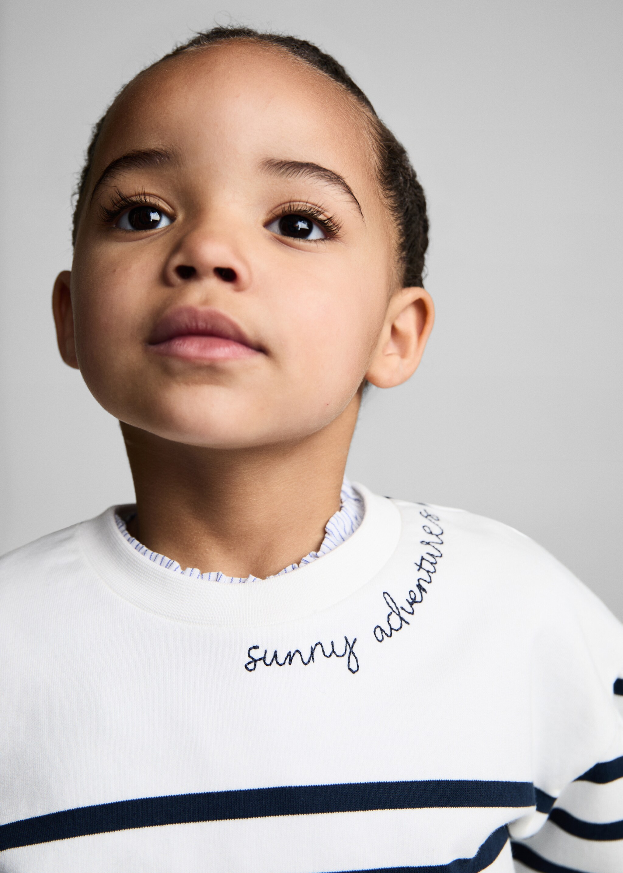 Dessuadora ratlles missatge - Detall de l'article 1, Blau marí fosc. Ref: 87085962-00.