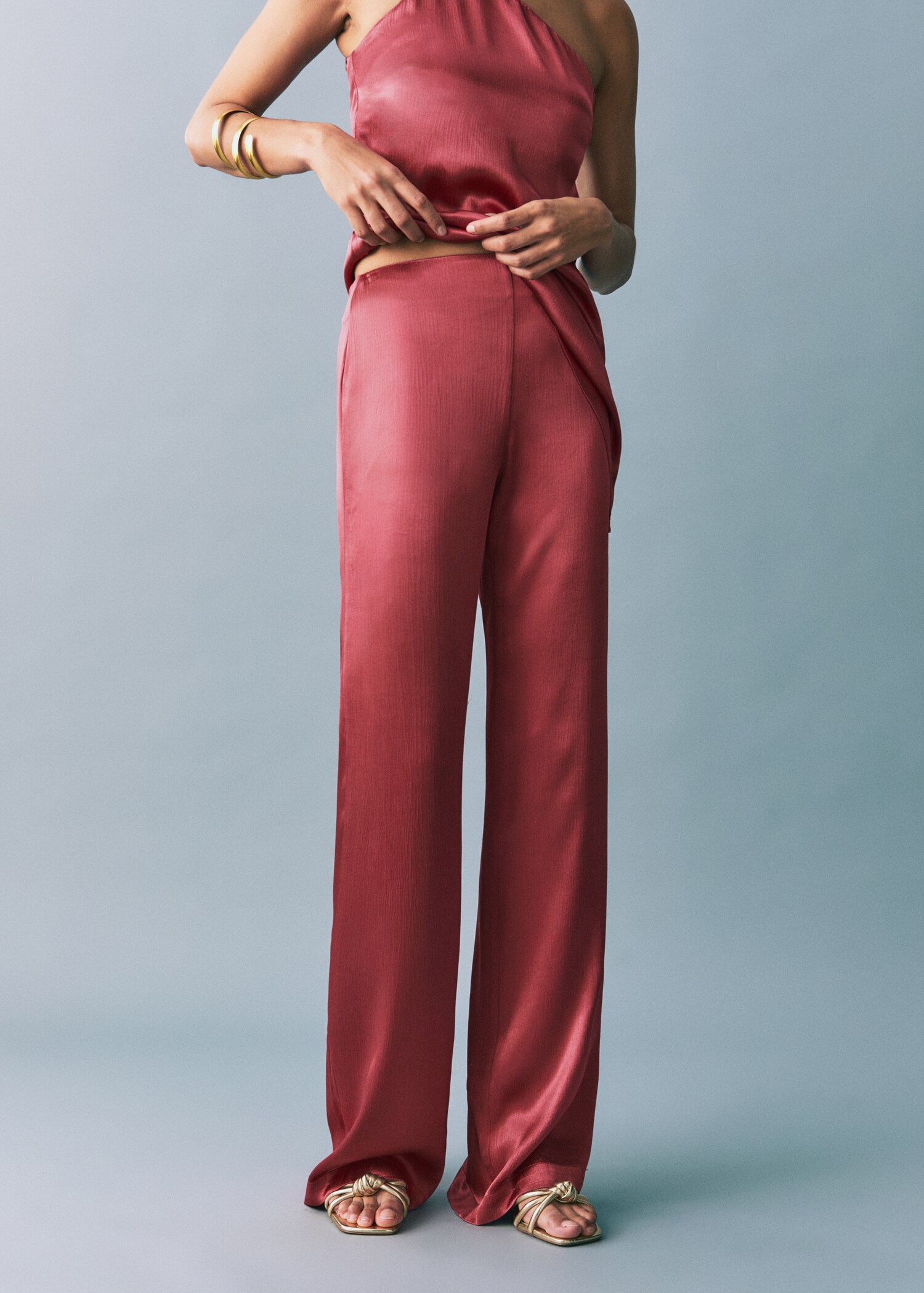 Pantalón recto satinado - Plano medio