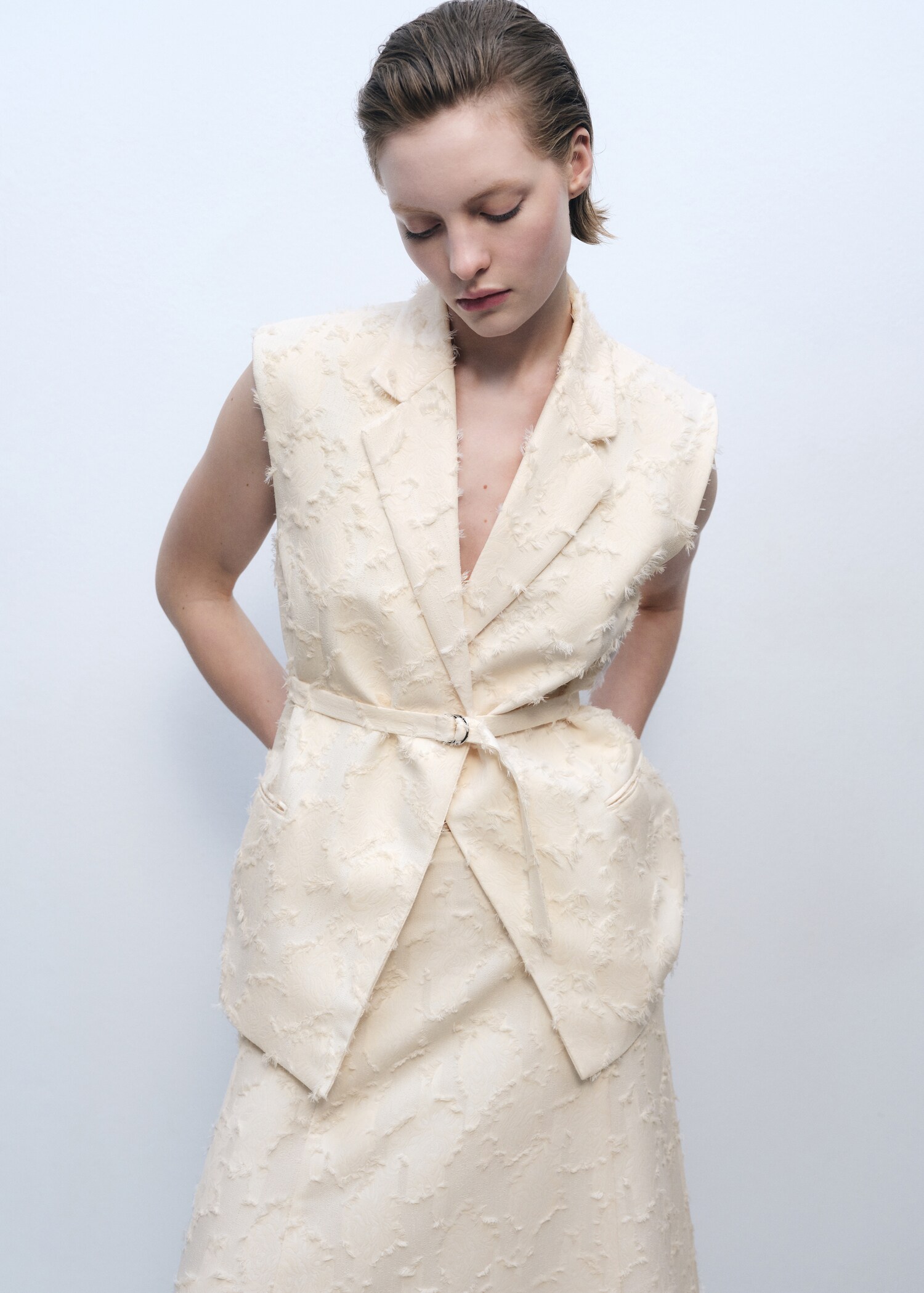 Textured waistcoat with belt - Medium plane