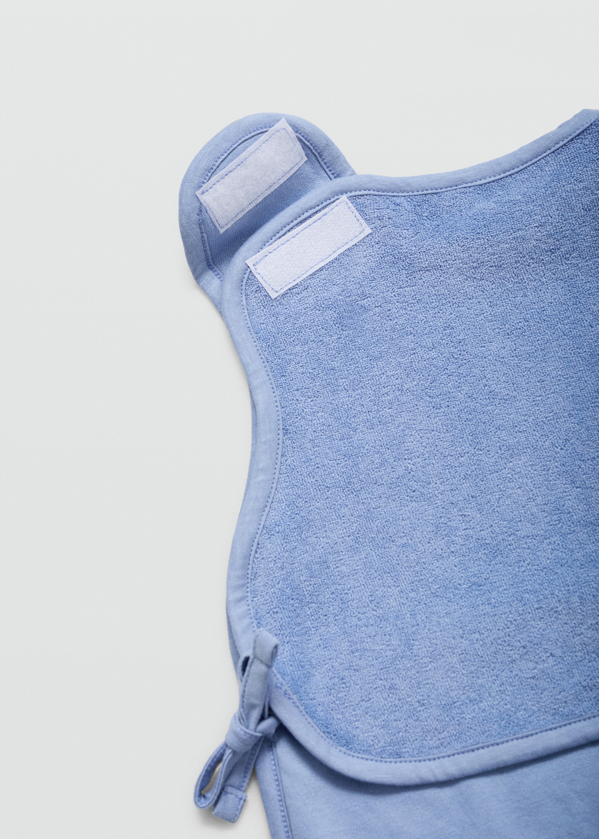 Terry cloth bib with embroidered details - Details of the article 2, Blue. Ref: 87086717-00.