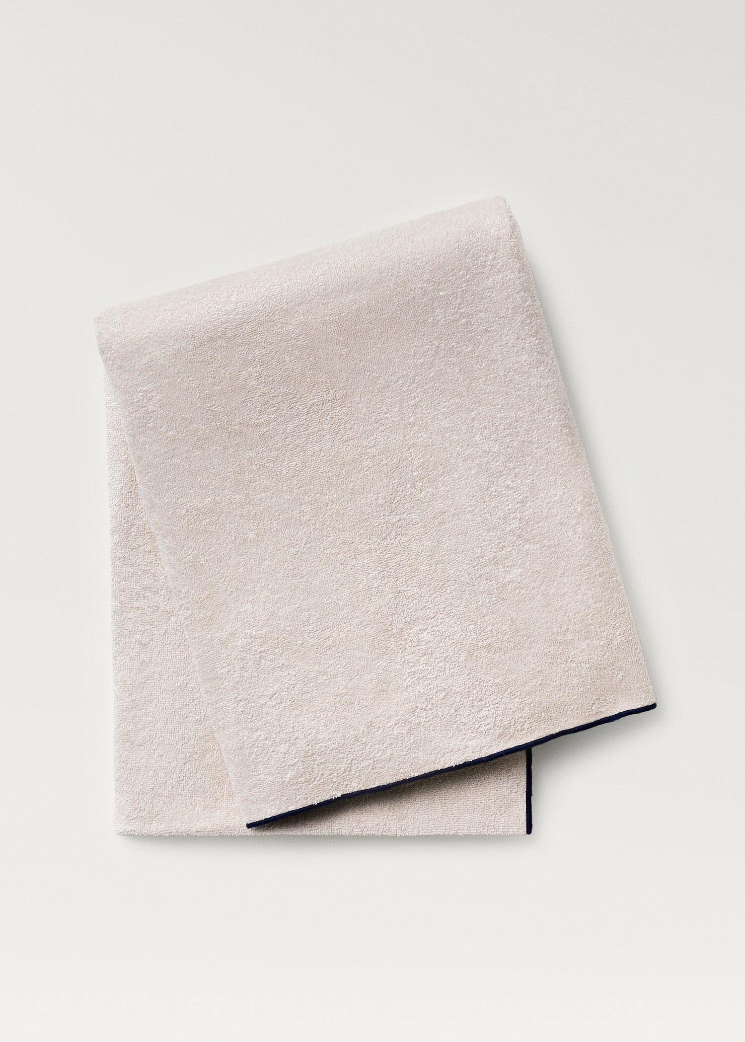 Πετσέτα παραλίας με overlock σε χρωματική αντίθεση - Προϊόν χωρίς μοντέλο