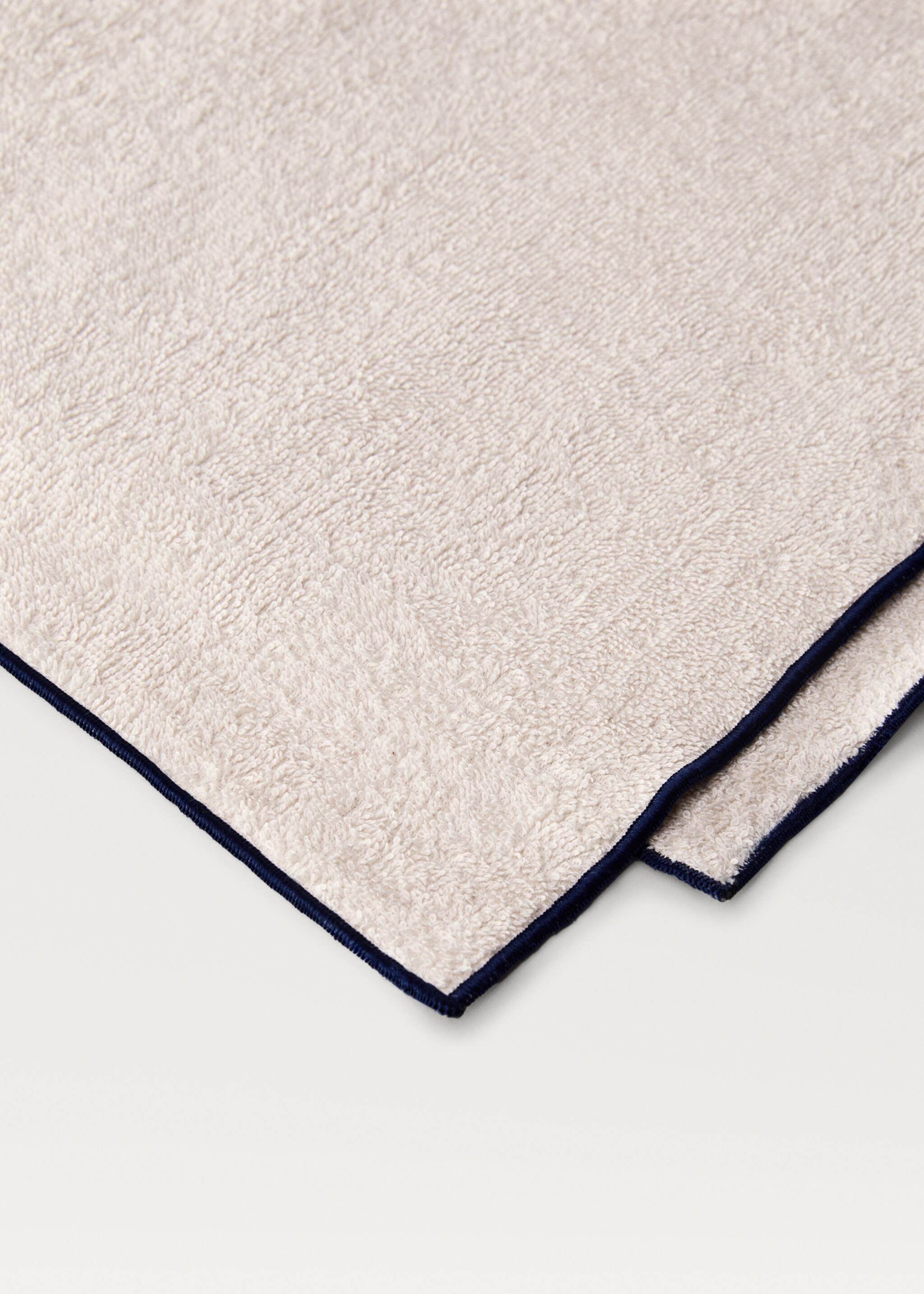 Beach towel with contrasting overlock - Details of the article 1, Sand. Ref: 87086724-00.