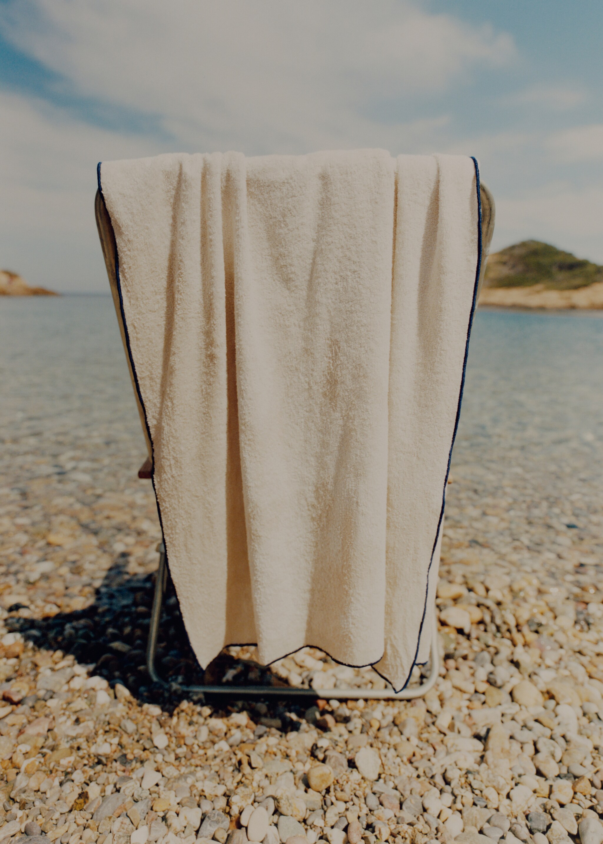 Beach towel with contrasting overlock - Details of the article 6, Sand. Ref: 87086724-00.