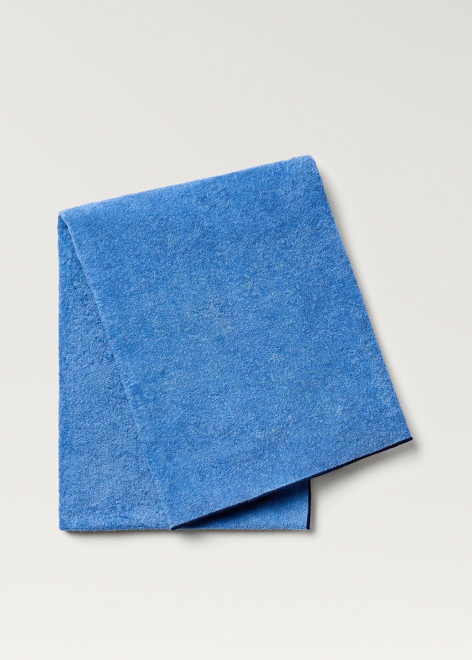 Πετσέτα παραλίας με overlock σε χρωματική αντίθεση - Προϊόν χωρίς μοντέλο