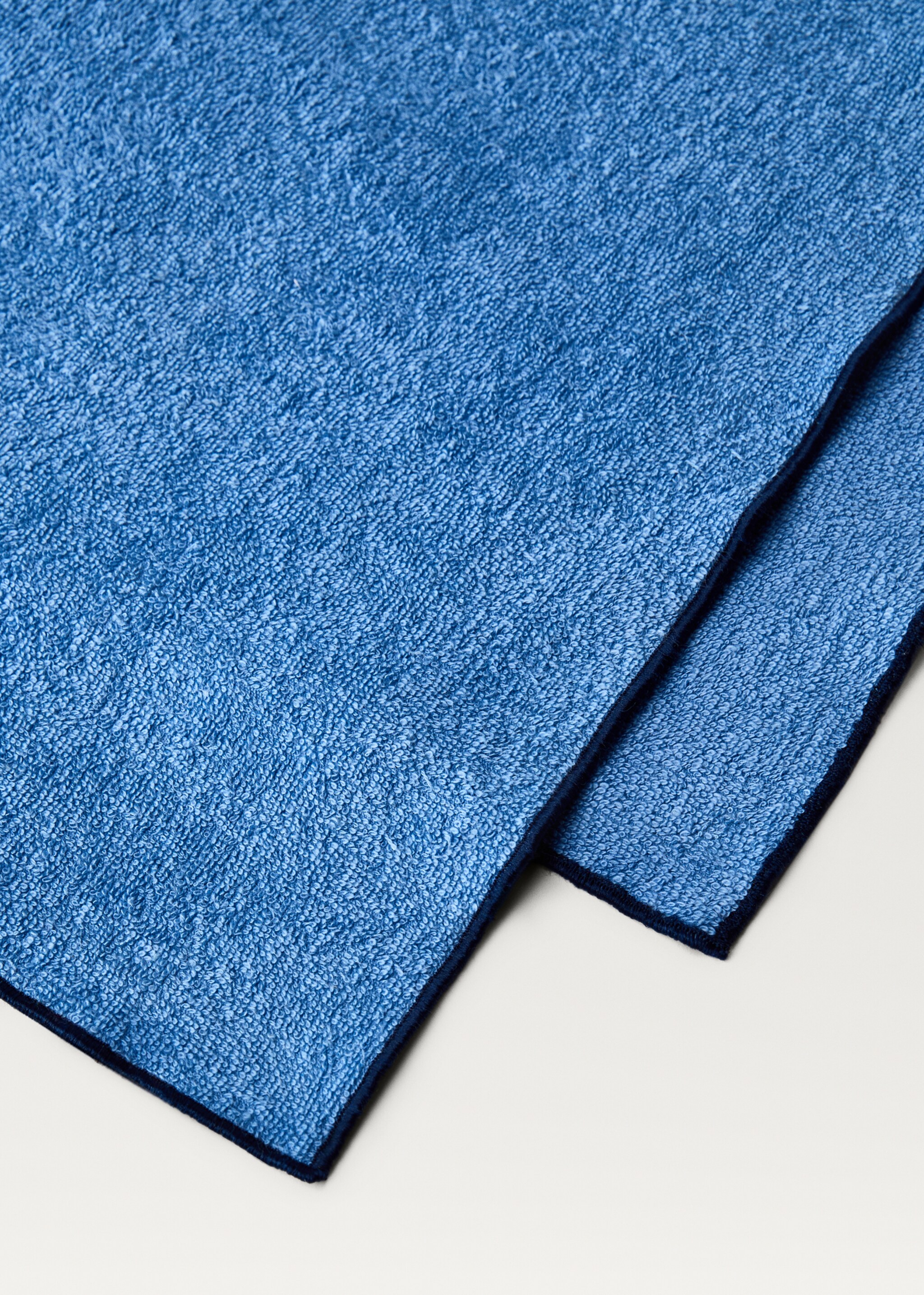 Πετσέτα παραλίας με overlock σε χρωματική αντίθεση - Λεπτομέρεια του προϊόντος 1, Μπλε. Ref: 87086724-00.