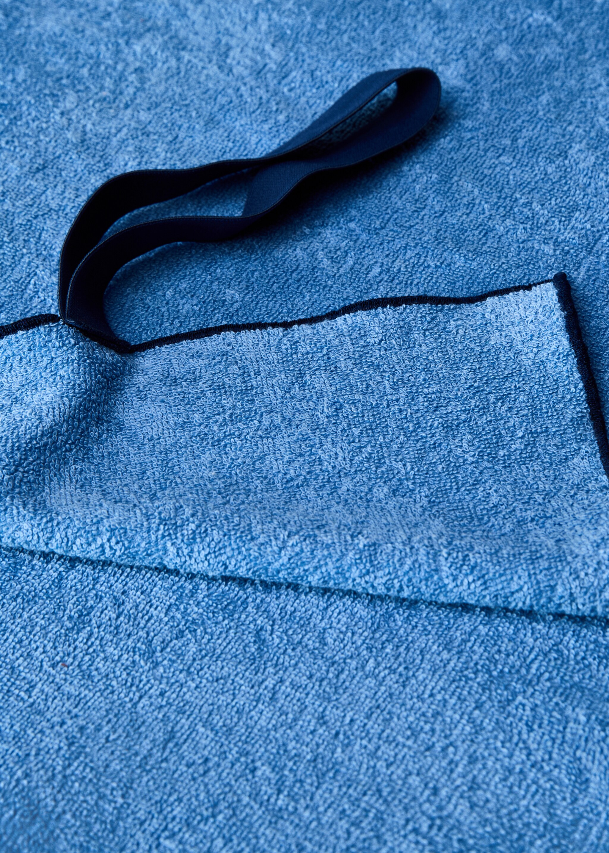 Πετσέτα παραλίας με overlock σε χρωματική αντίθεση - Λεπτομέρεια του προϊόντος 3, Μπλε. Ref: 87086724-00.