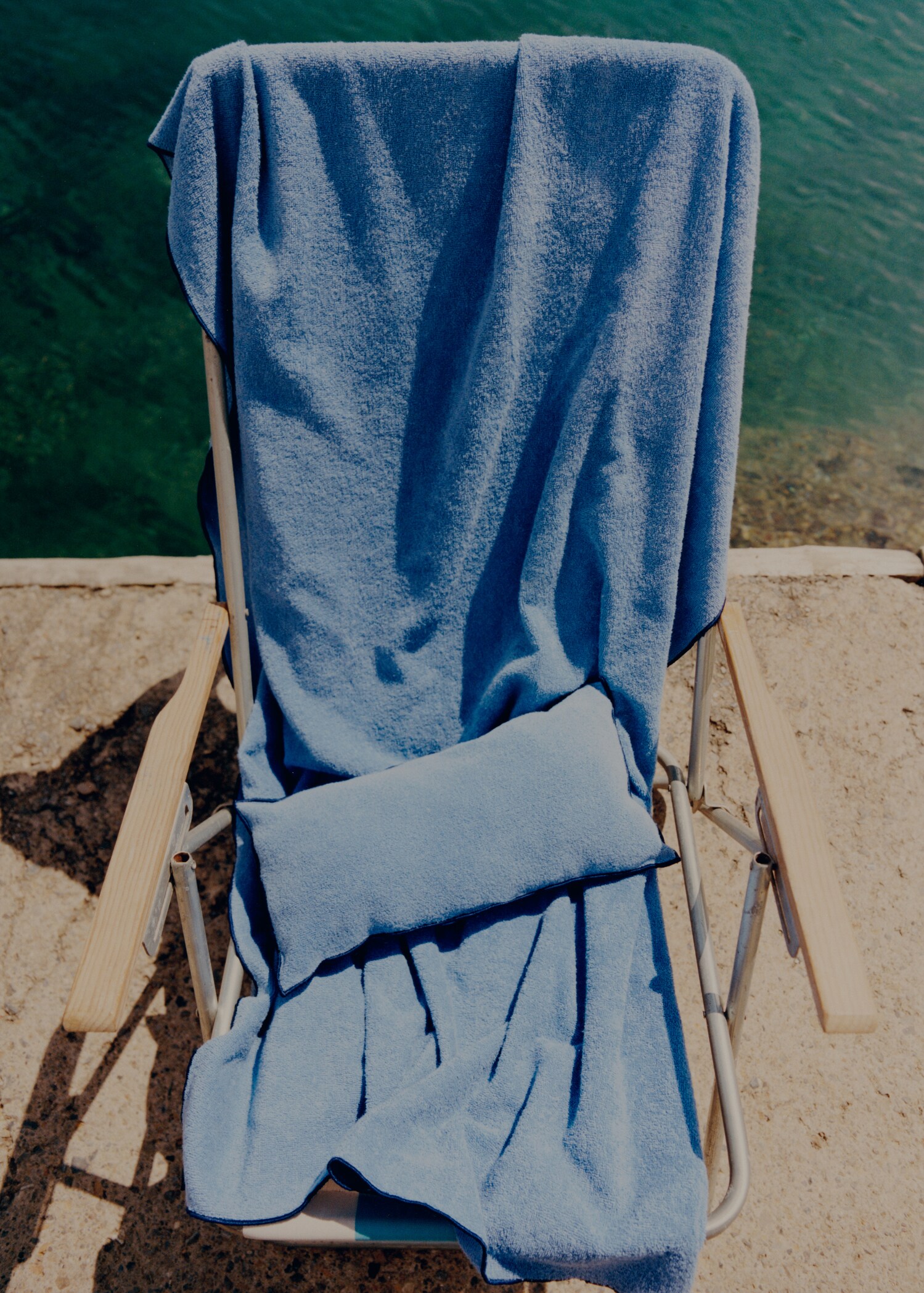 Πετσέτα παραλίας με overlock σε χρωματική αντίθεση - Λεπτομέρεια του προϊόντος 6