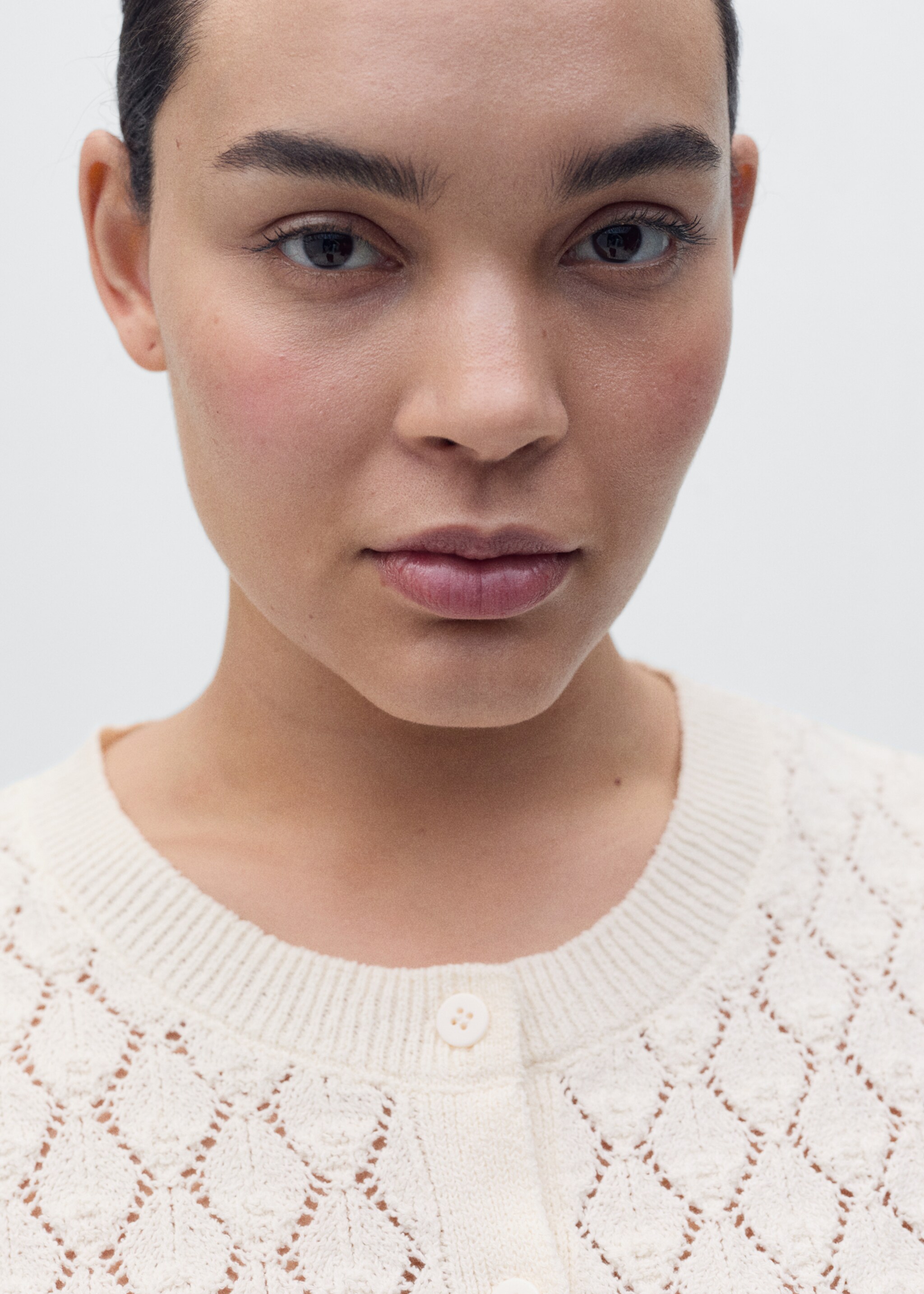 Kurzärmliger Cardigan mit Lochmuster - Detail des Artikels 4, Ecru. Ref: 87087170-00.