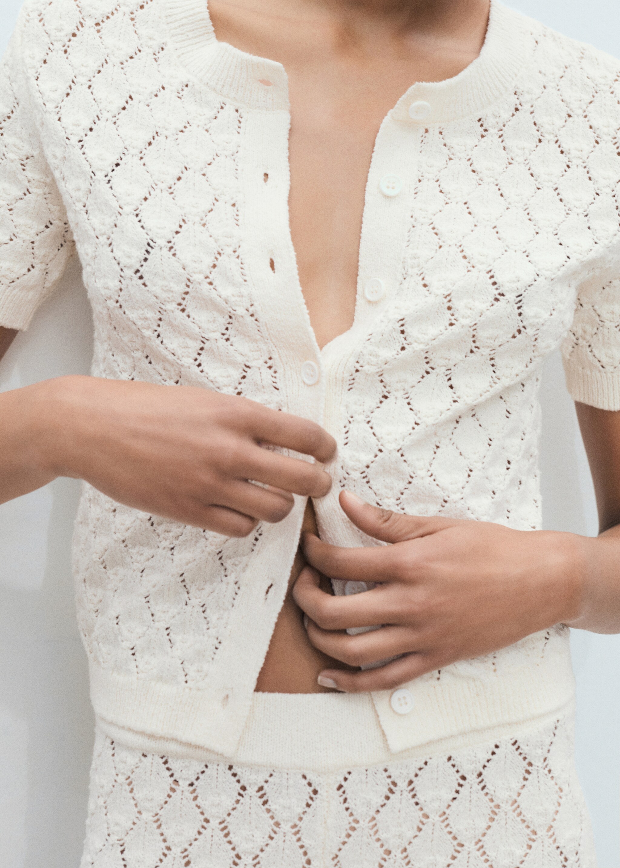 Kurzärmliger Cardigan mit Lochmuster - Detail des Artikels 6, Ecru. Ref: 87087170-00.