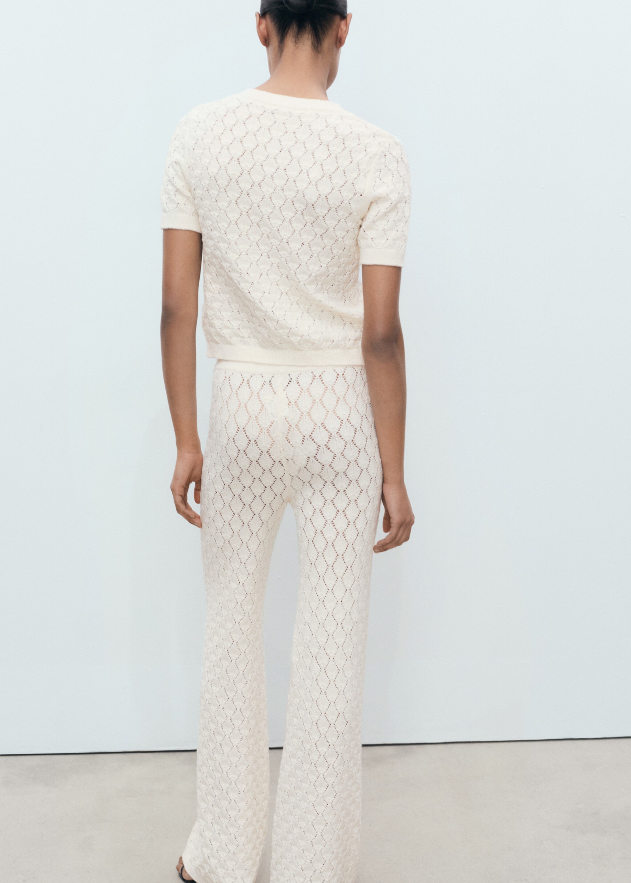 Kurzärmliger Cardigan mit Lochmuster - Rückseite des Artikels, Ecru. Ref: 87087170-00.