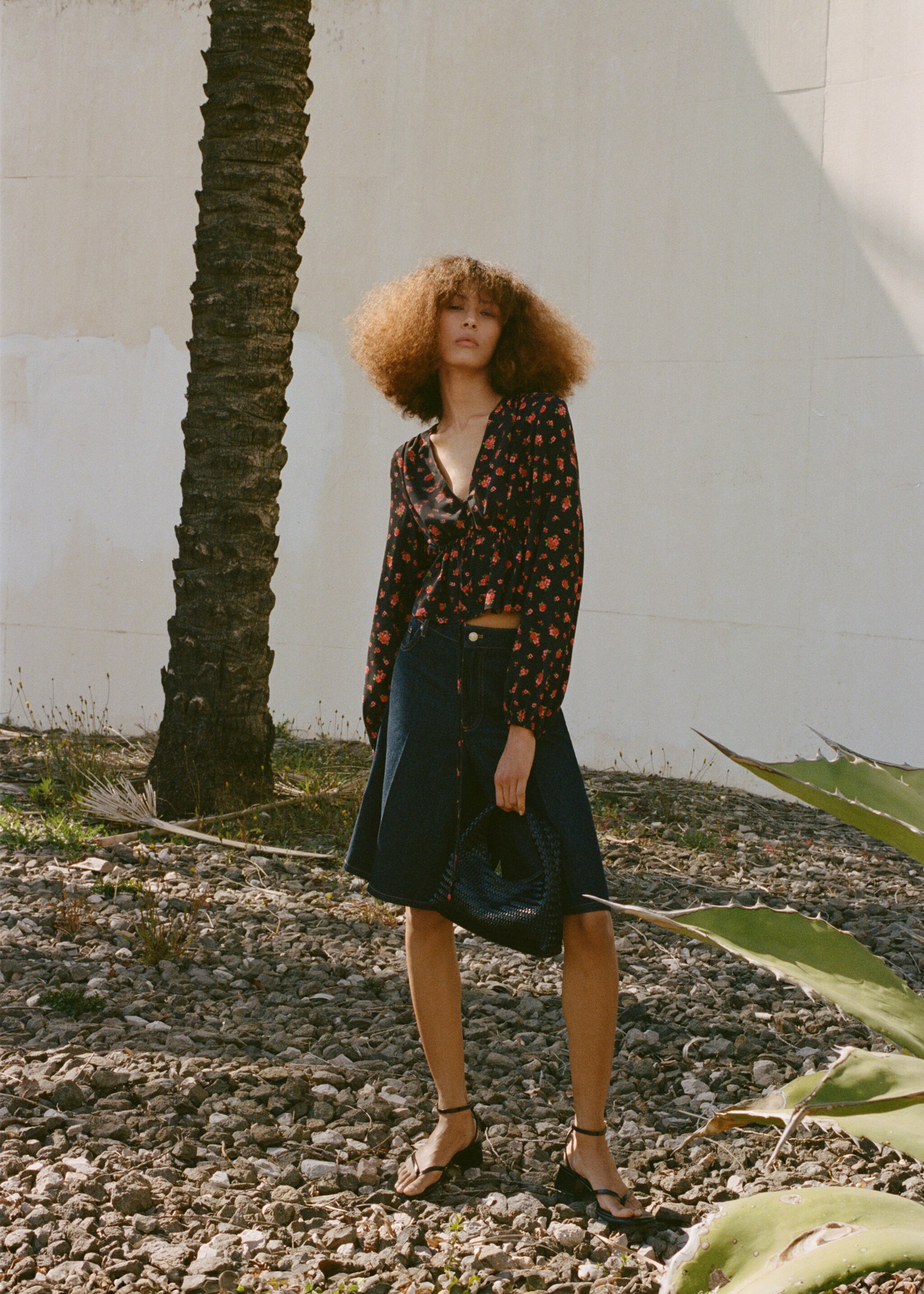 Ruffled floral blouse - Details of the article 6, Black. Ref: 87087175-00.