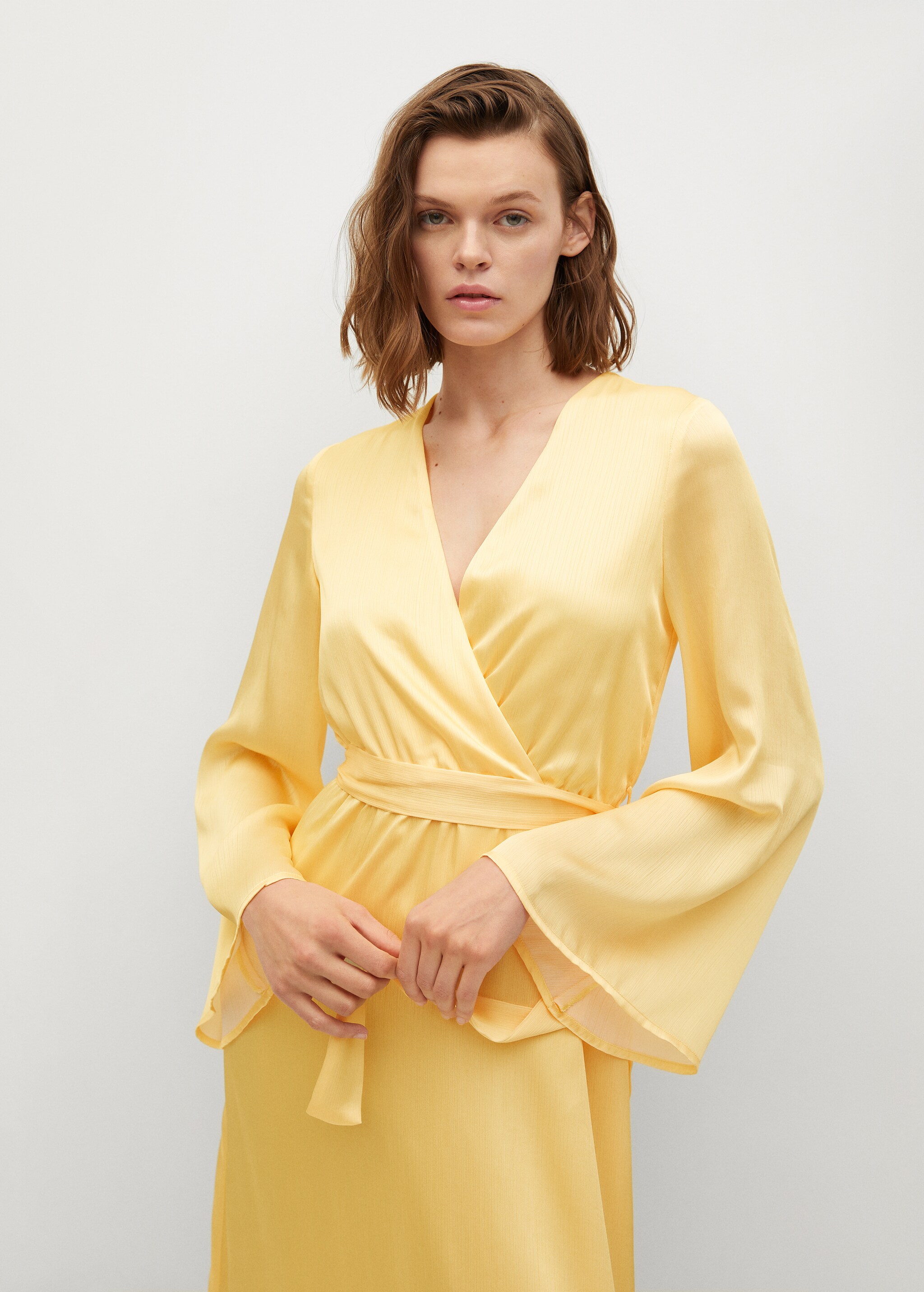 Vestido satinado cruzado - Plano medio