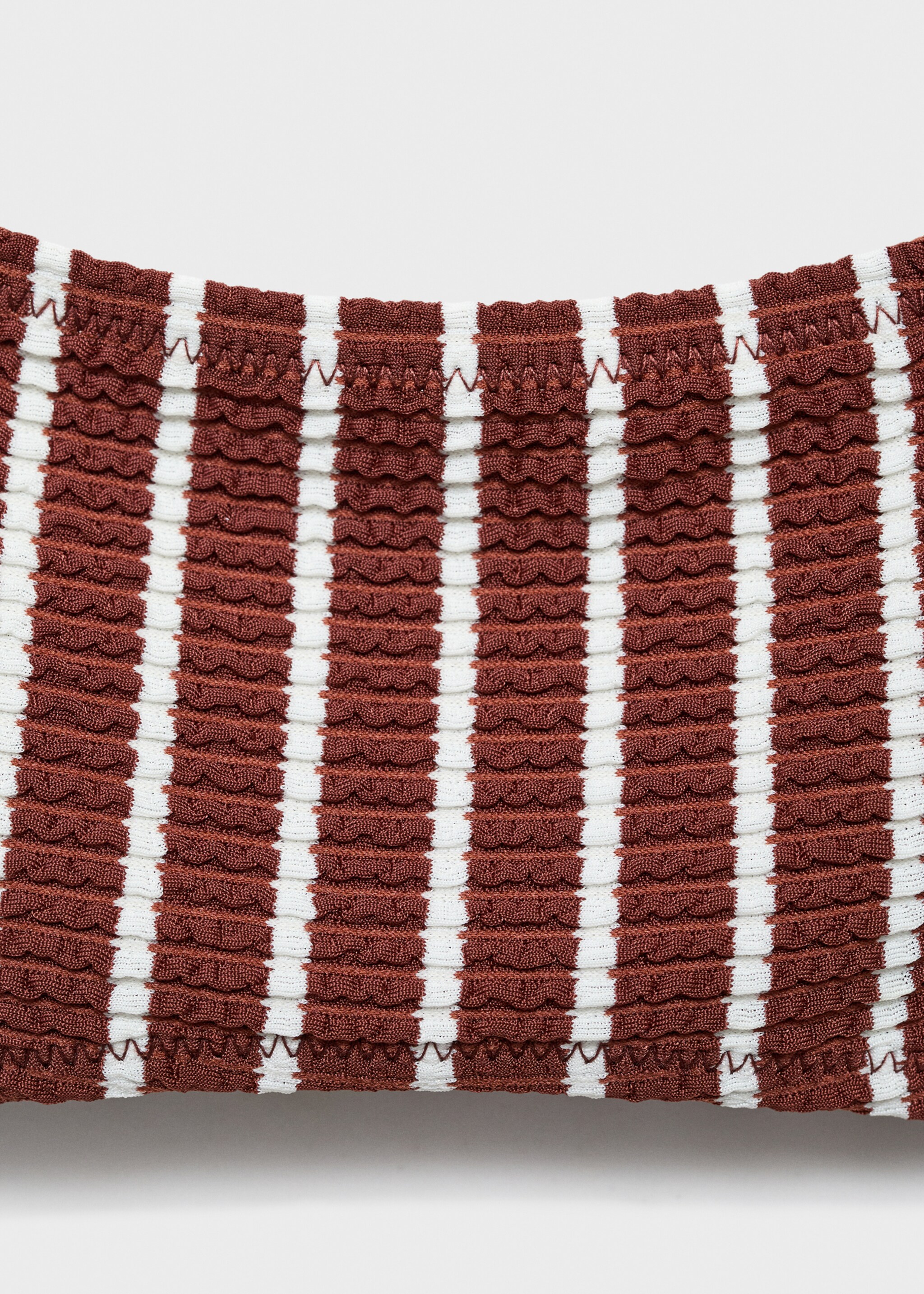 Gestreifter Bikini-Top mit Rippmuster - Detail des Artikels 0, Schokolade. Ref: 87087673-00.