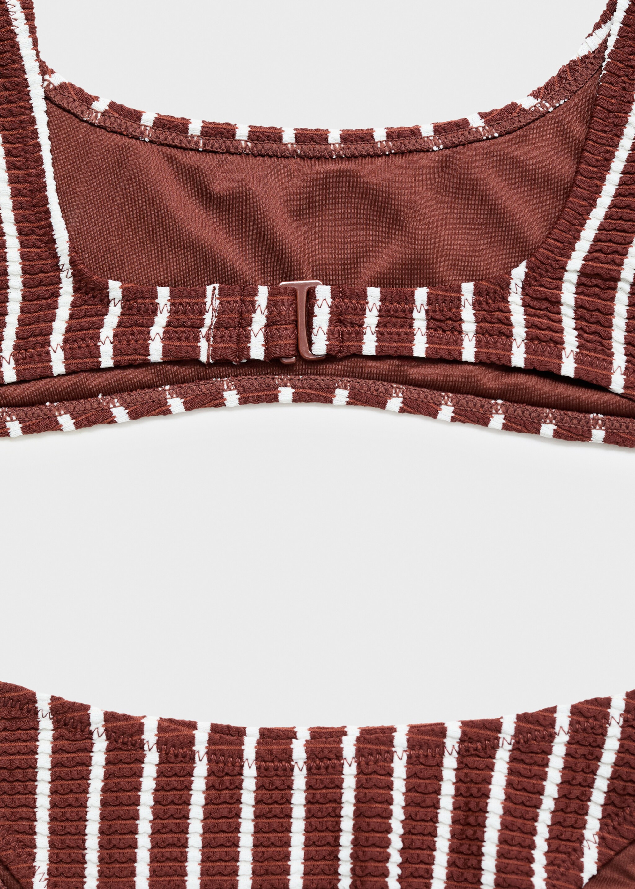 Gestreifter Bikini-Top mit Rippmuster - Detail des Artikels 8, Schokolade. Ref: 87087673-00.