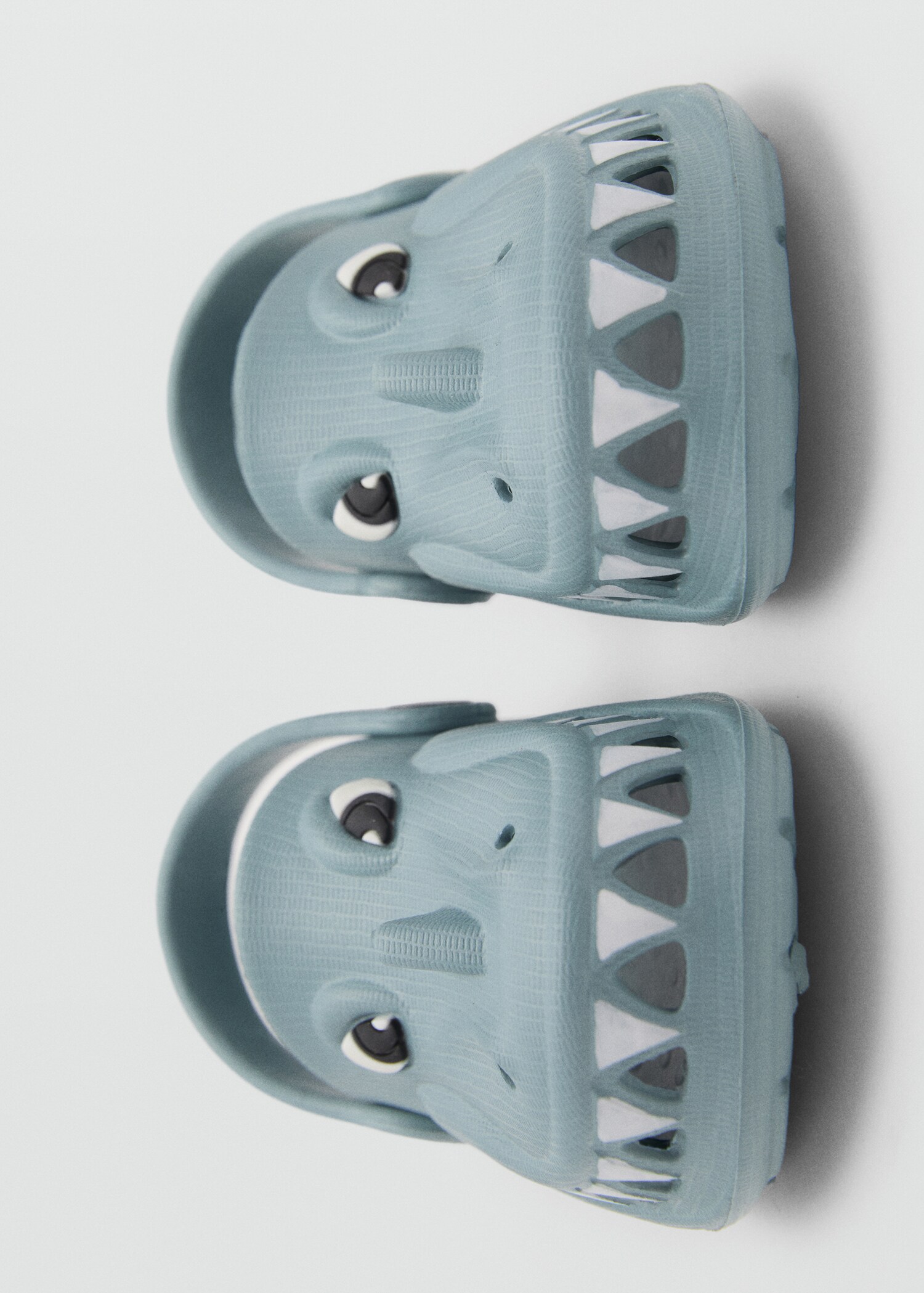 Dragon-design flip-flops - Details of the article 2