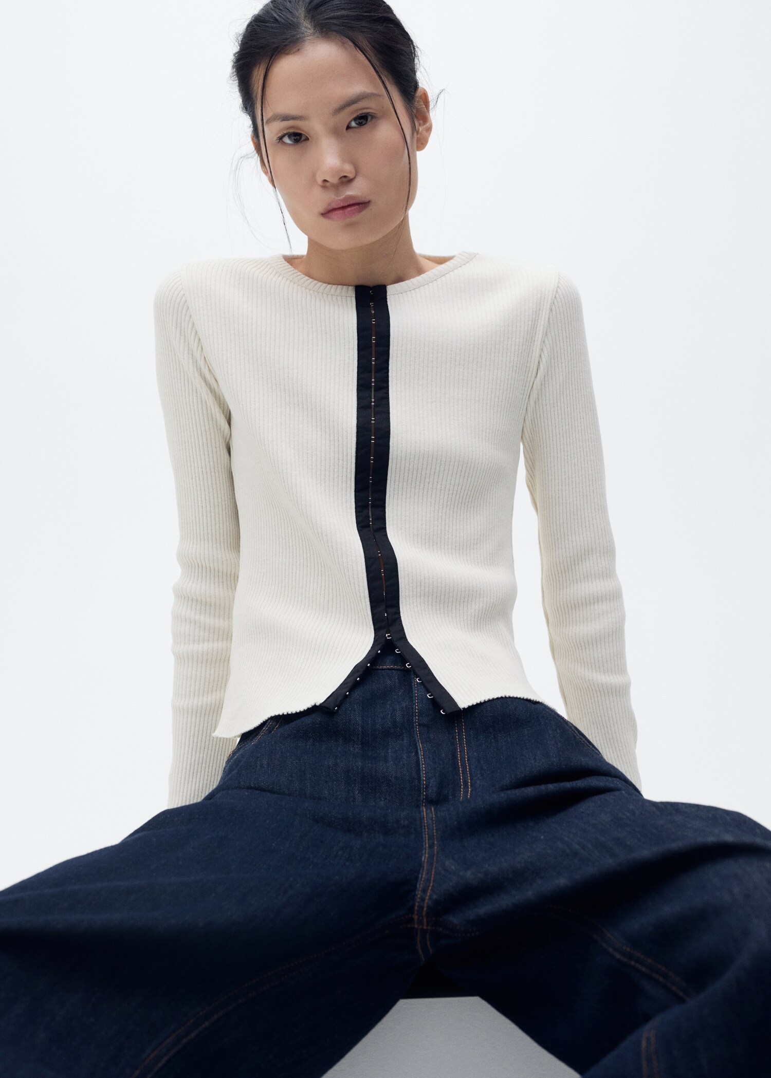 Cotton cardigan with contrasting closure - Medium plane