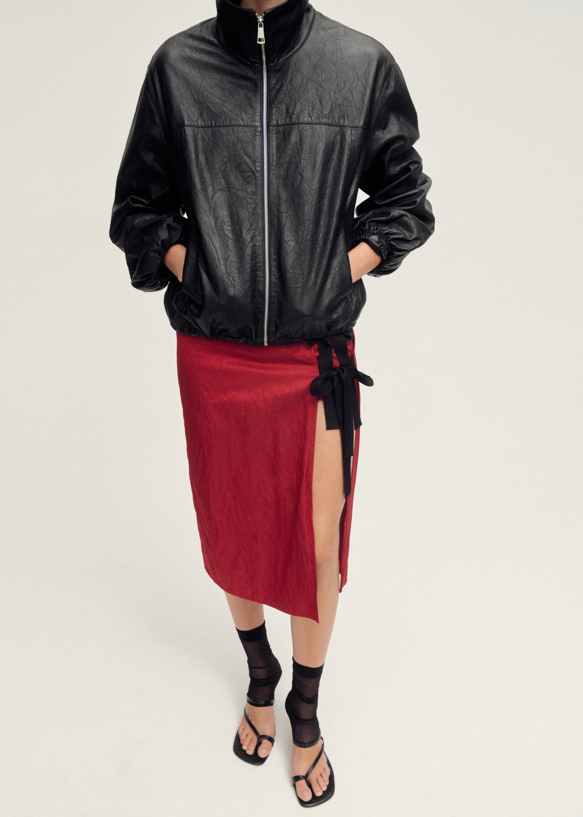 Kjol med textur och knytband i flera positioner - Bild av mittparti, Röd. Ref: 87087717-00.