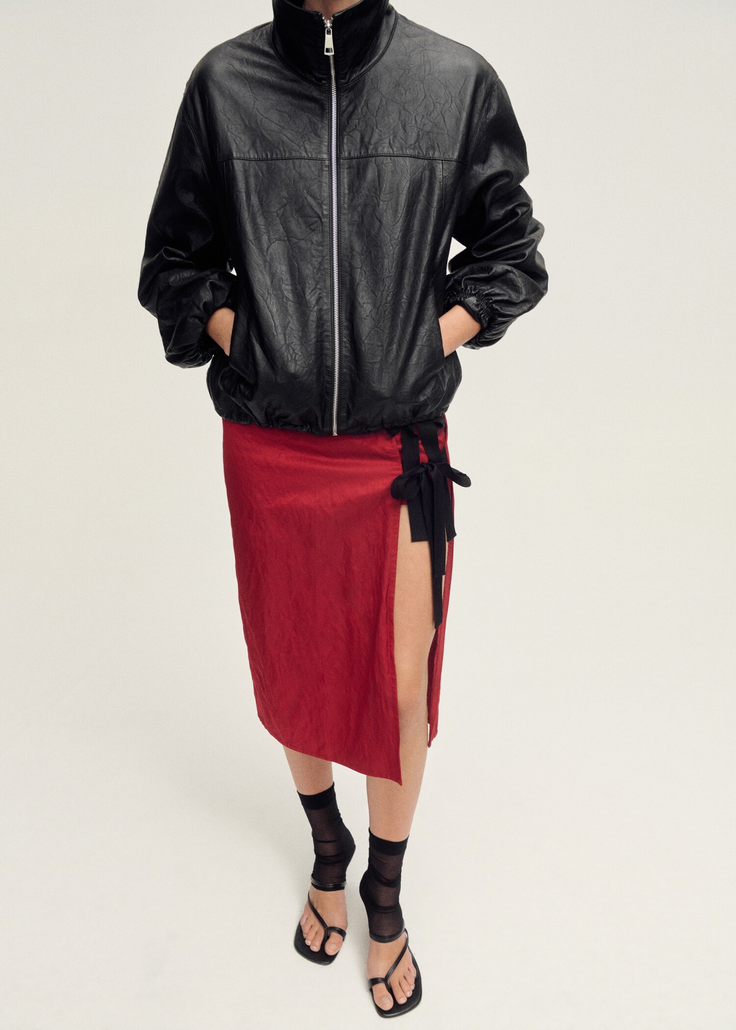 Kjol med textur och knytband i flera positioner - Bild av mittparti