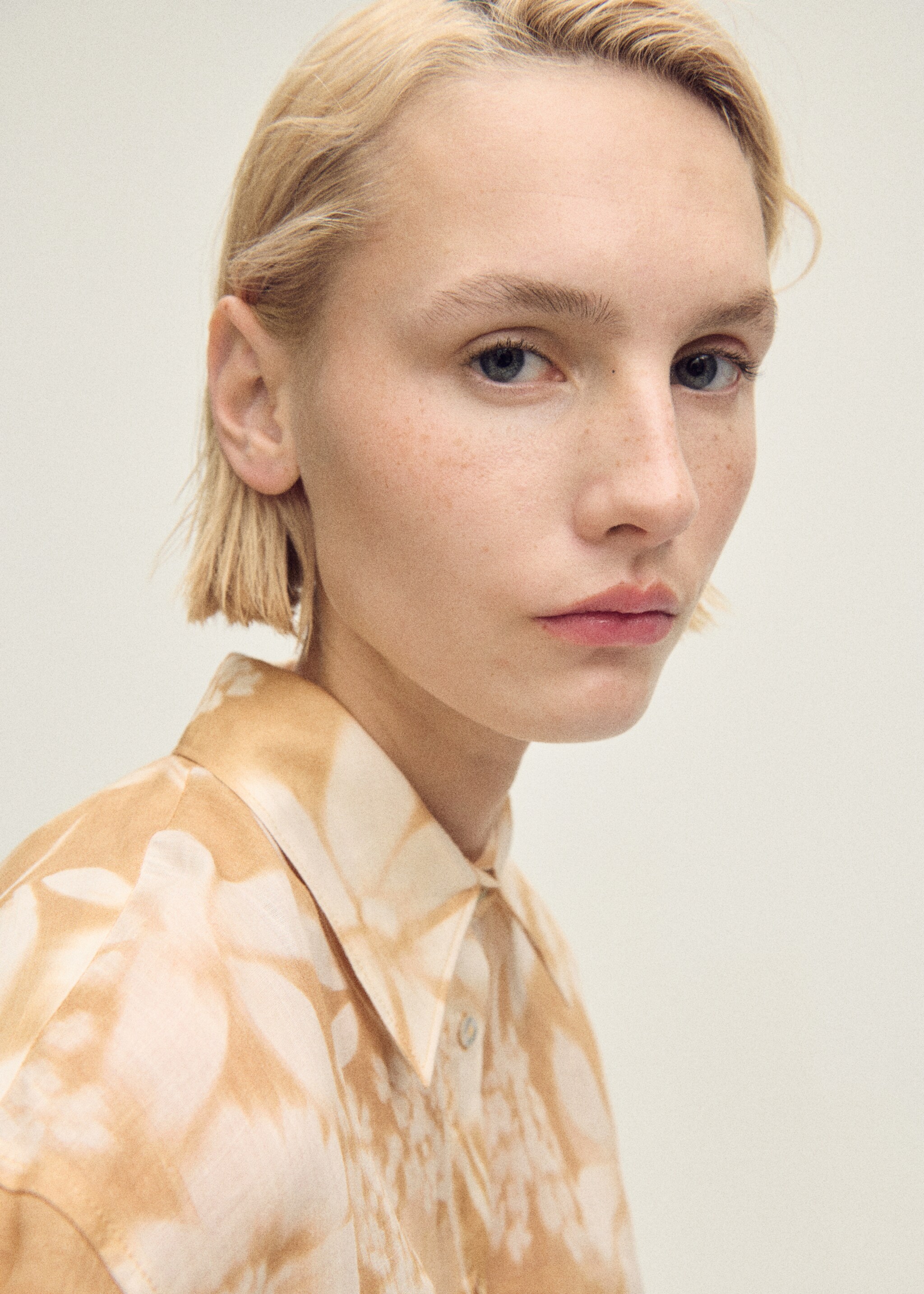 Camisa rami tanca multiposició - Detall de l'article 6, Mostassa. Ref: 87087895-00.