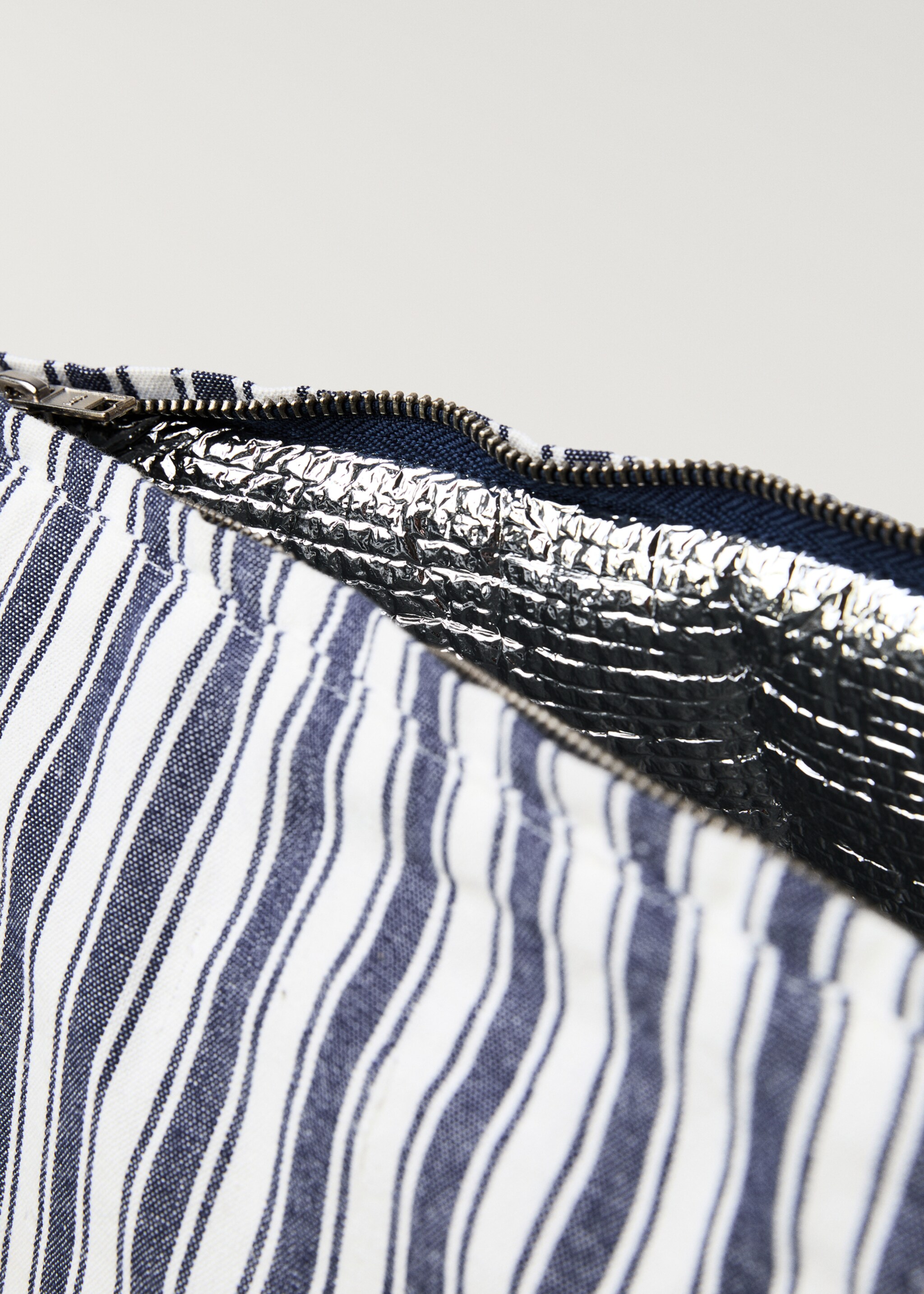 Striped thermal beach bag - Details of the article 4, Navy. Ref: 87088647-00.