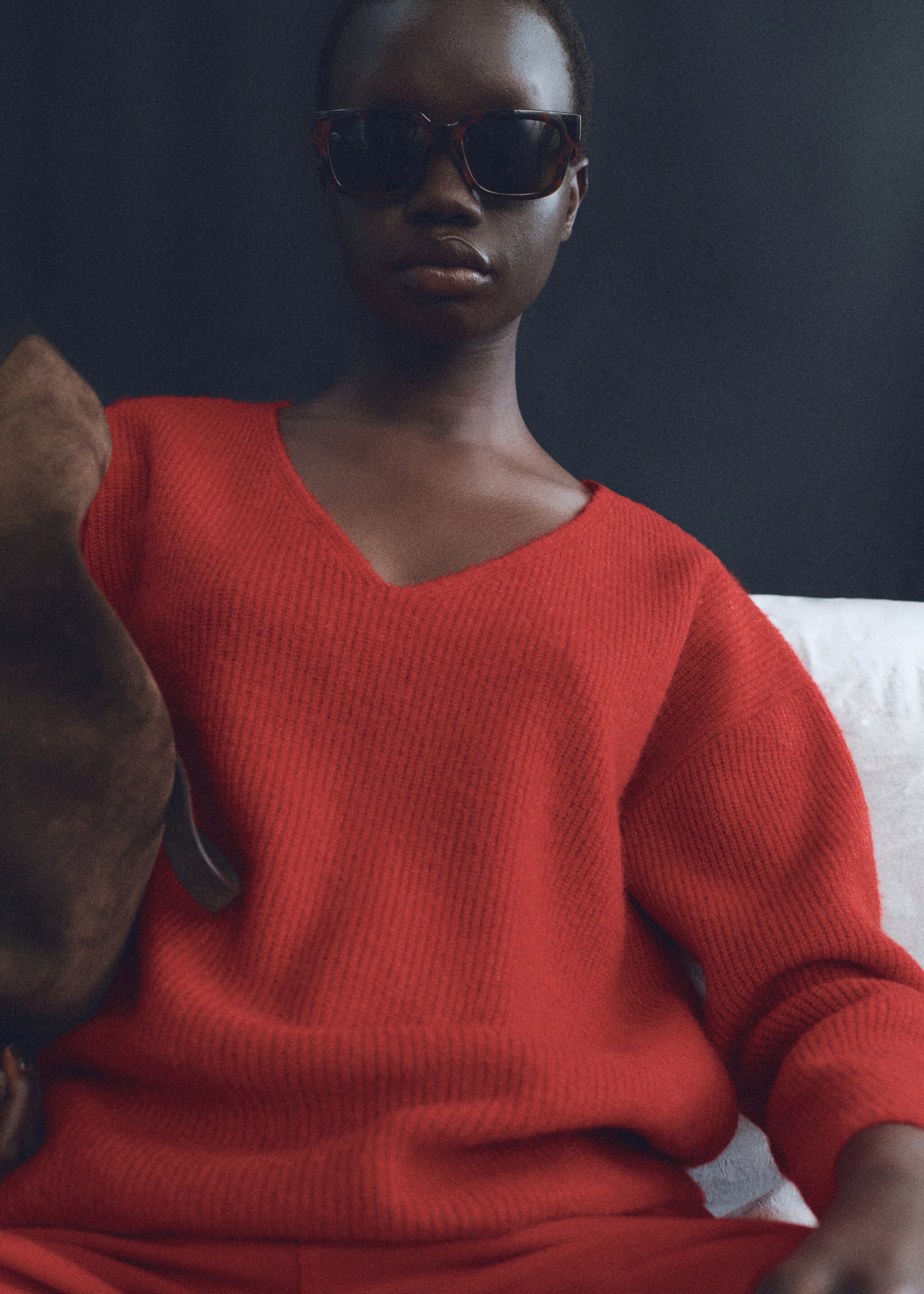 Strickpullover mit V-Ausschnitt - Detail des Artikels 1, Rot. Ref: 87090423-00.