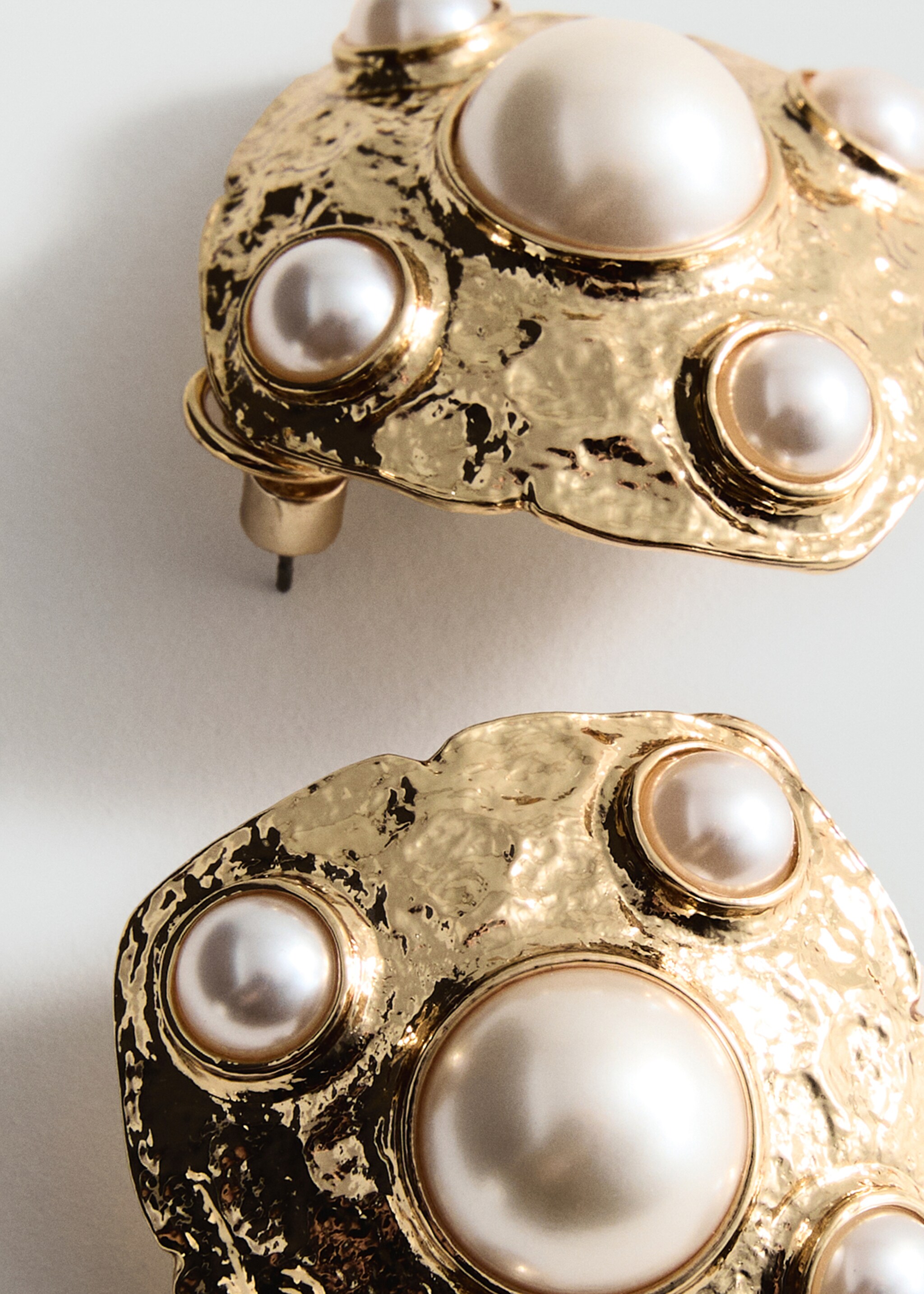 Boucles d'oreilles texture ornement perles - Plan moyen, Or. Ref: 87090424-00.
