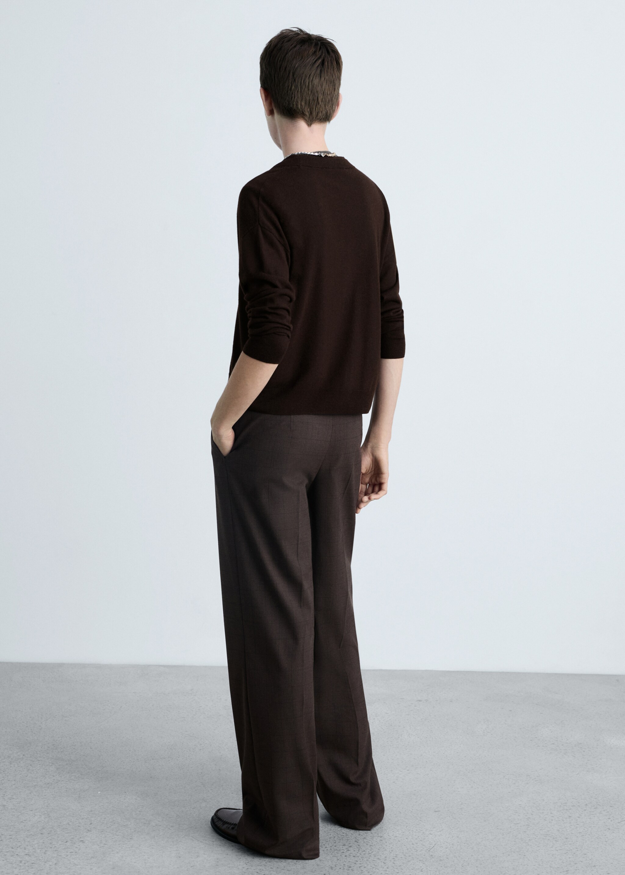 Úpletový kardigan s výstřihem do V - Zadní strana zboží, Čokoládová. Ref: 87090432-00.