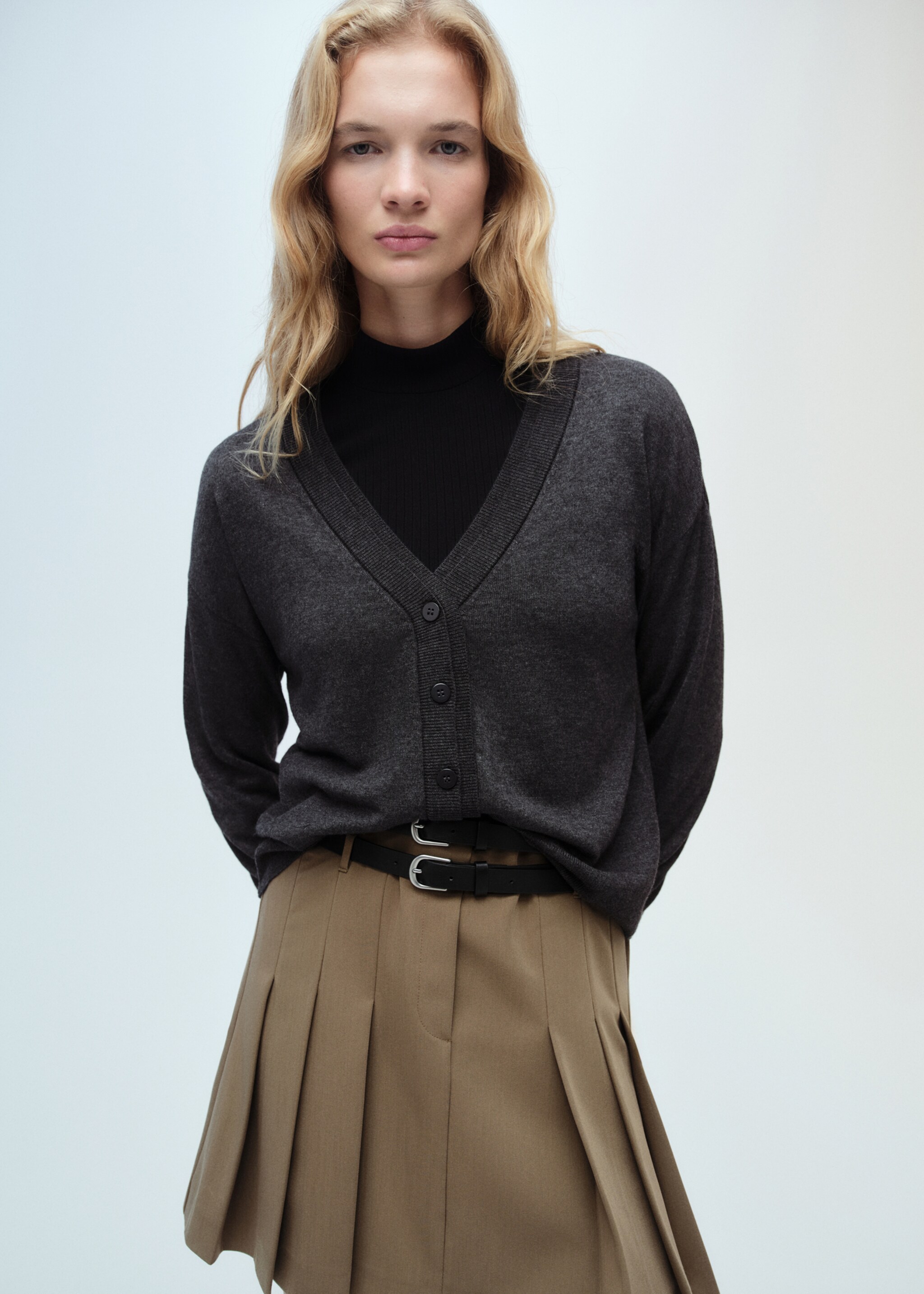 V-neck knitted cardigan - Medium plane, Dark Heather Grey. Ref: 87090432-00.