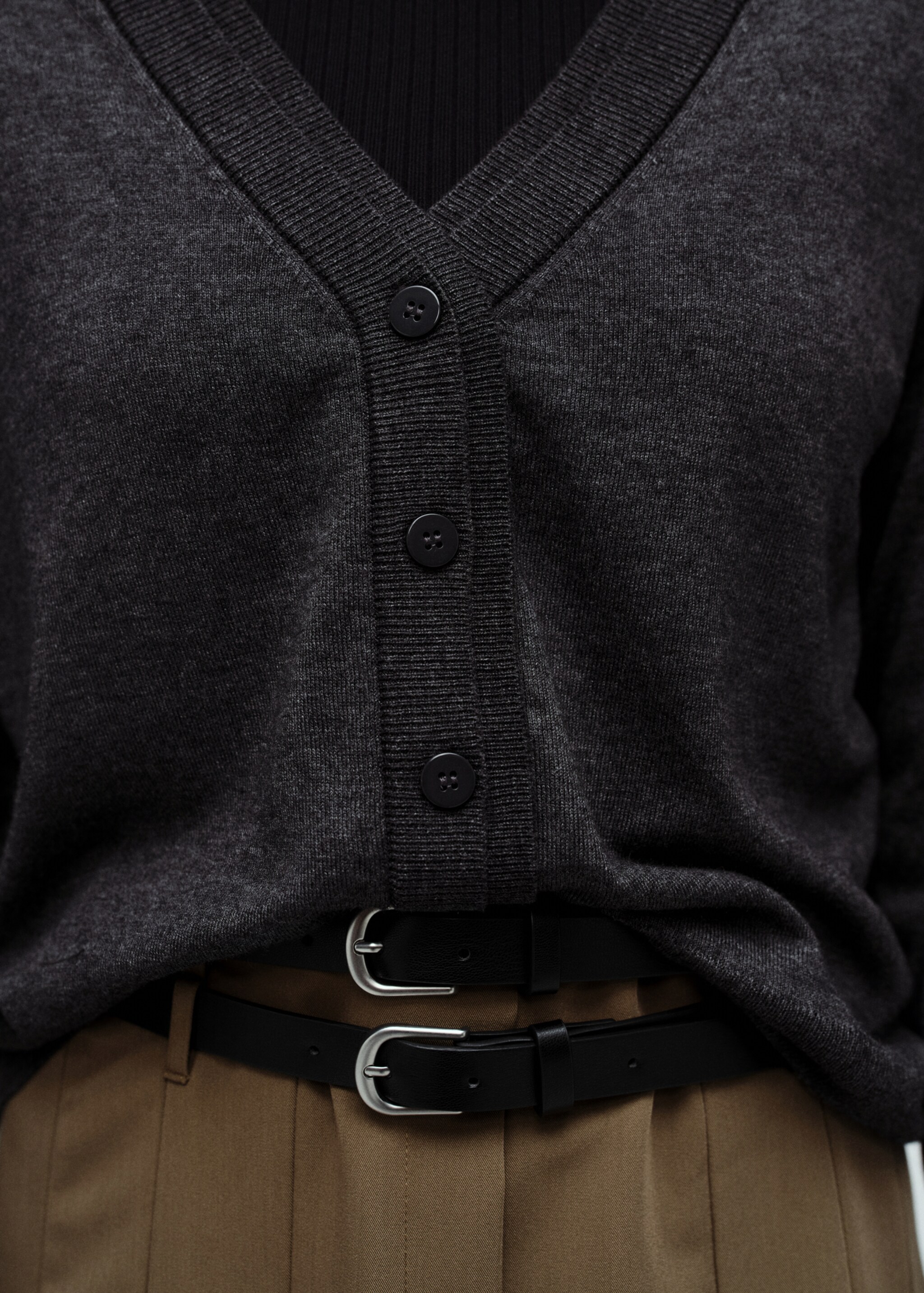 V-neck knitted cardigan - Details of the article 6, Dark Heather Grey. Ref: 87090432-00.