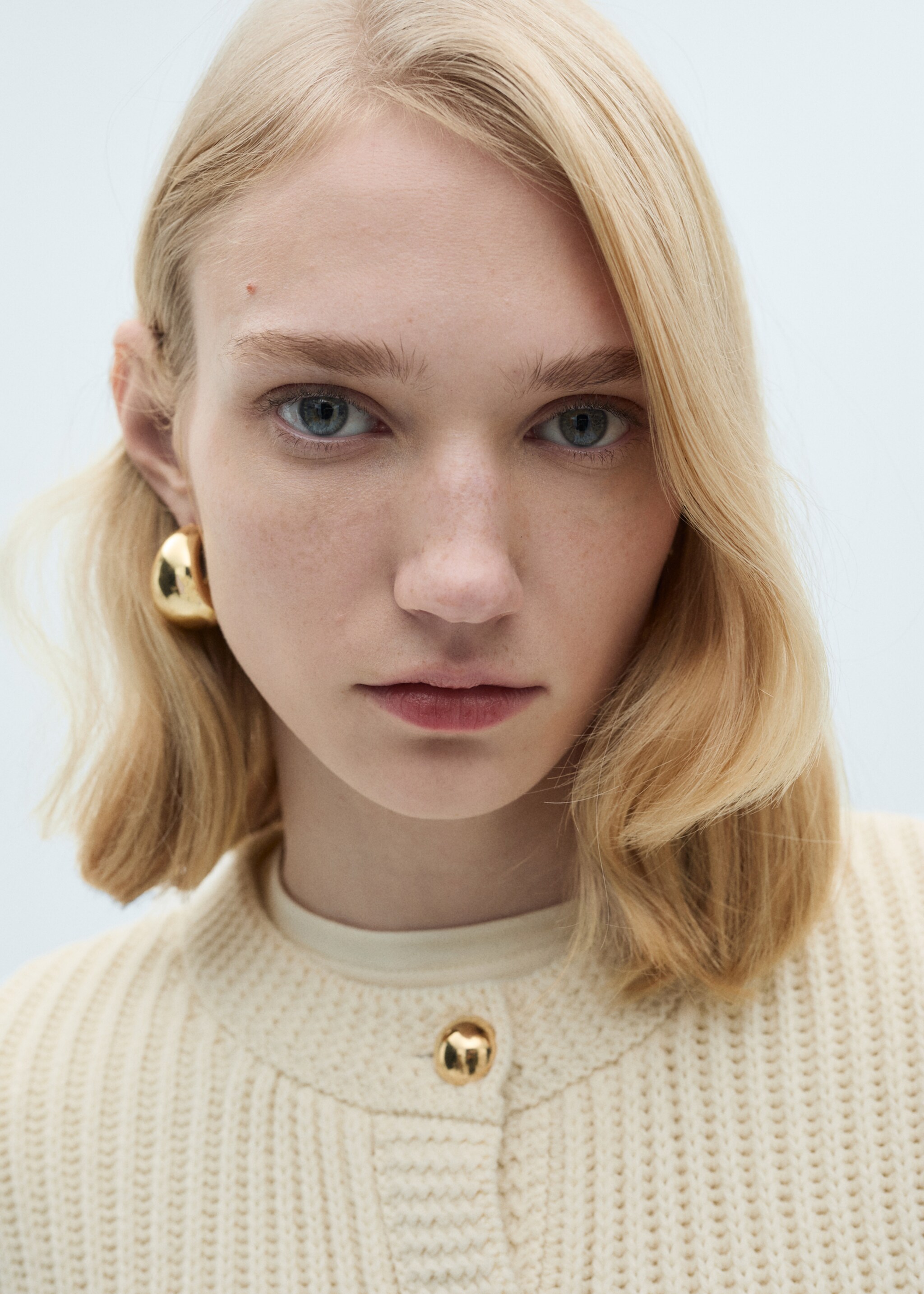 Strickjacke mit Schmuckknöpfen - Detail des Artikels 1, Ecru. Ref: 87090451-00.