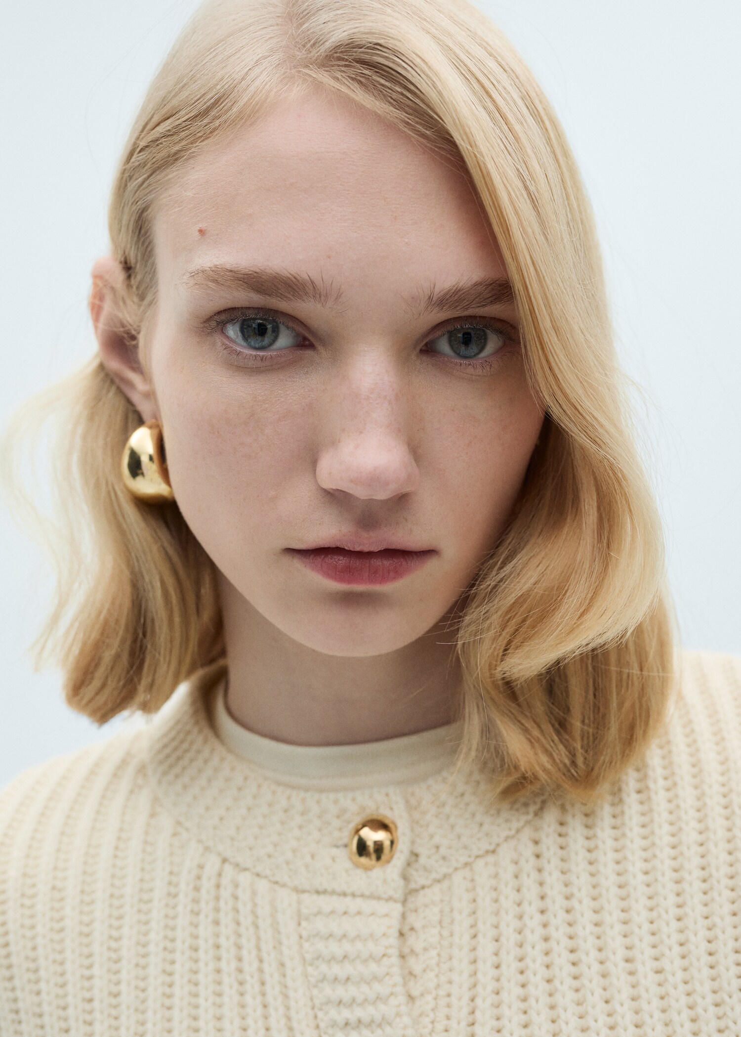 Strickjacke mit Schmuckknöpfen - Detail des Artikels 1